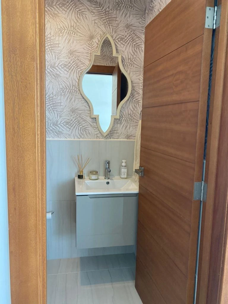 Amplio apartamento en venta con terraza y acceso a playa en Punta Cana Village 444538