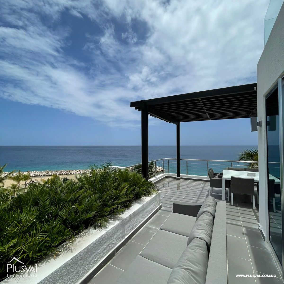 Exclusivo Penthouse de 2 niveles en Proyecto Cerrado Frente al Mar. 230415