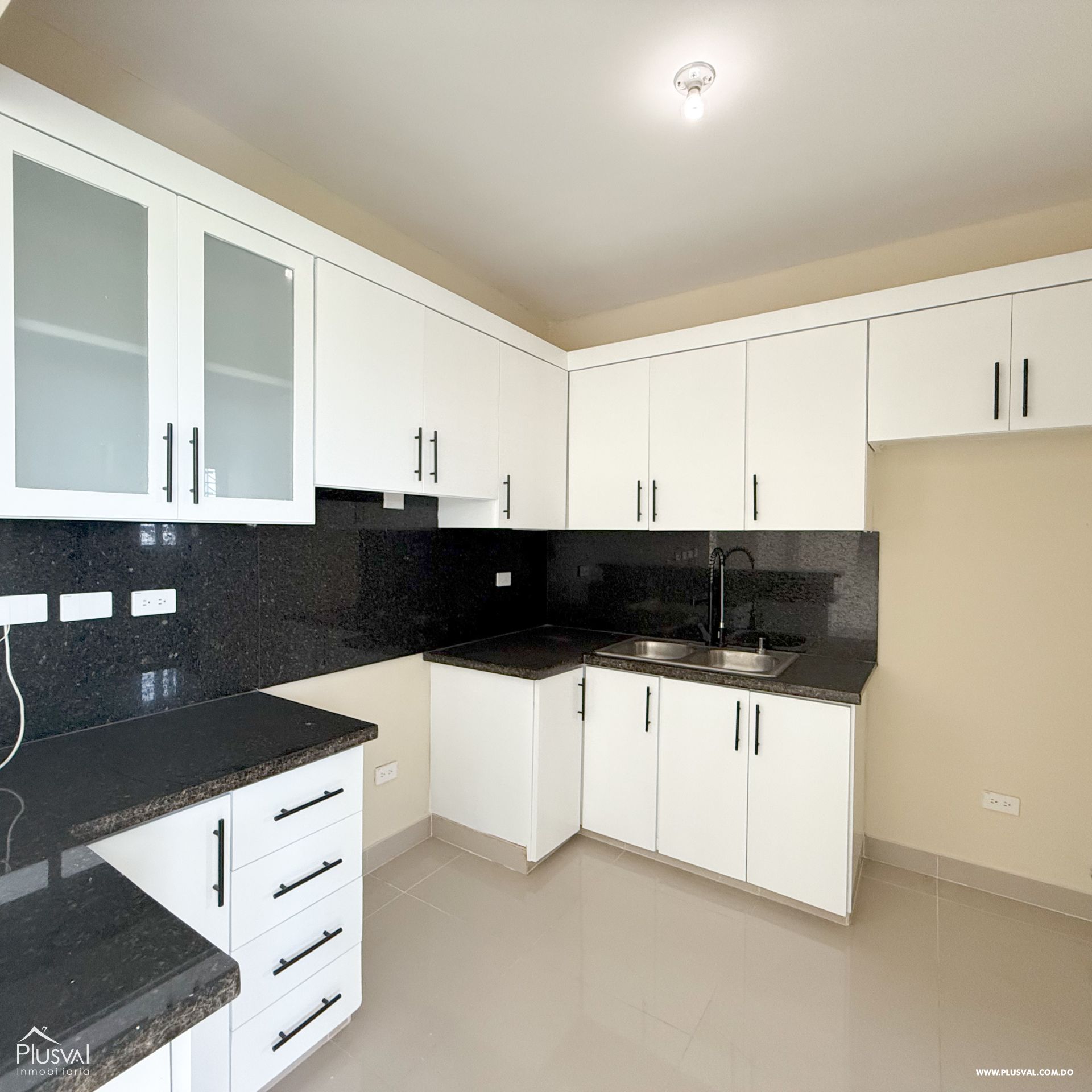 Venta de apartamento en Exclusiva Área de Santiago con parqueos techados. 397811