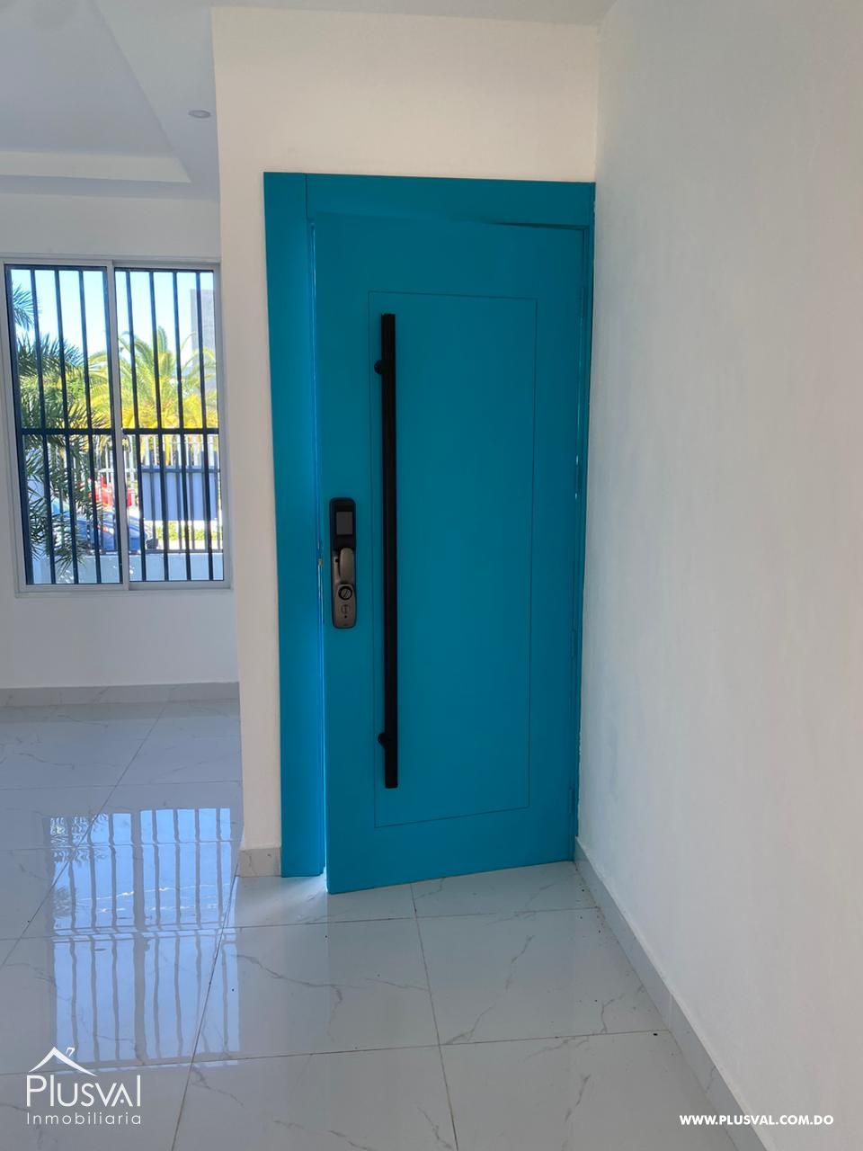 Casa Moderna de Dos Niveles en Complejo Cerrado con Diseño Funcional y Patio 483958