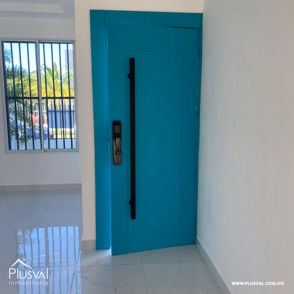 Casa Moderna de Dos Niveles en Complejo Cerrado con Diseño Funcional y Patio 483958