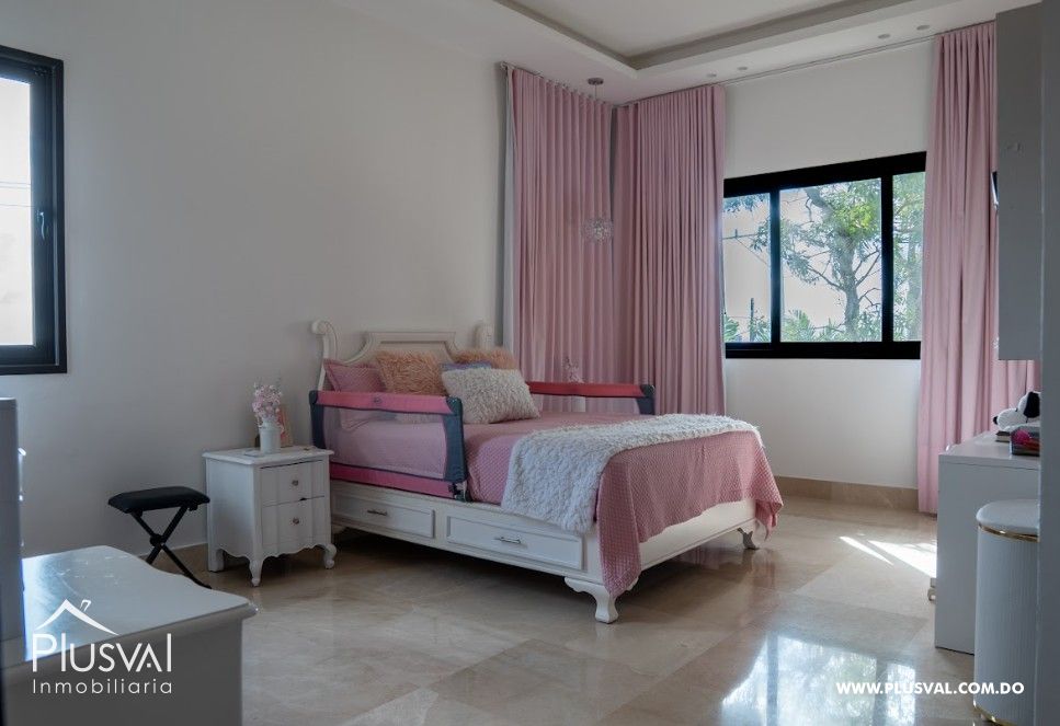 Elegante y Espaciosa Casa de Tres Niveles en Venta Ubicada en Cerros de Gurabo 495876