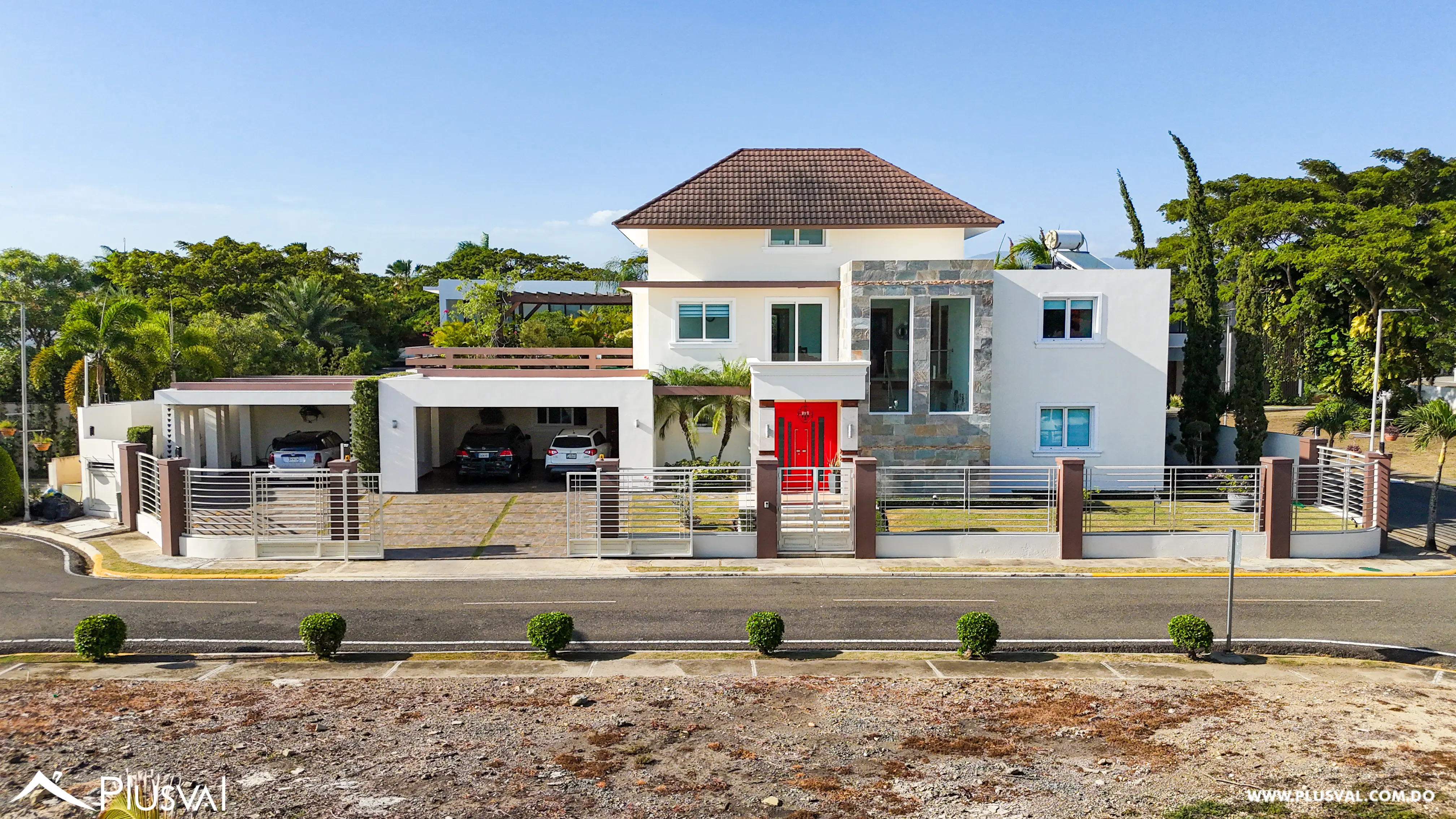 Exclusiva Casa de Dos Niveles en Venta con Piscina y Patio 522146