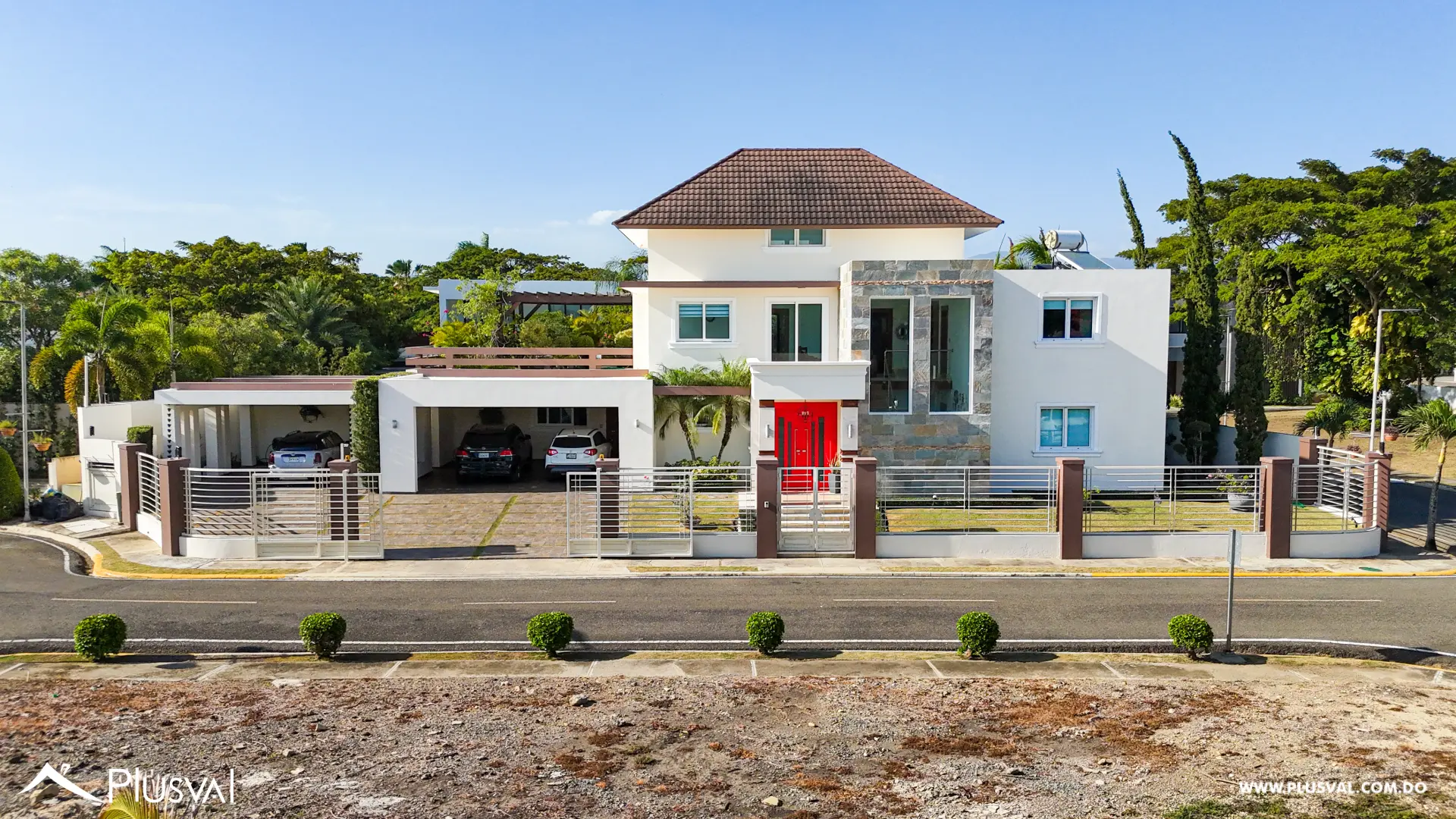 Exclusiva Casa de Dos Niveles en Venta con Piscina y Patio 522146
