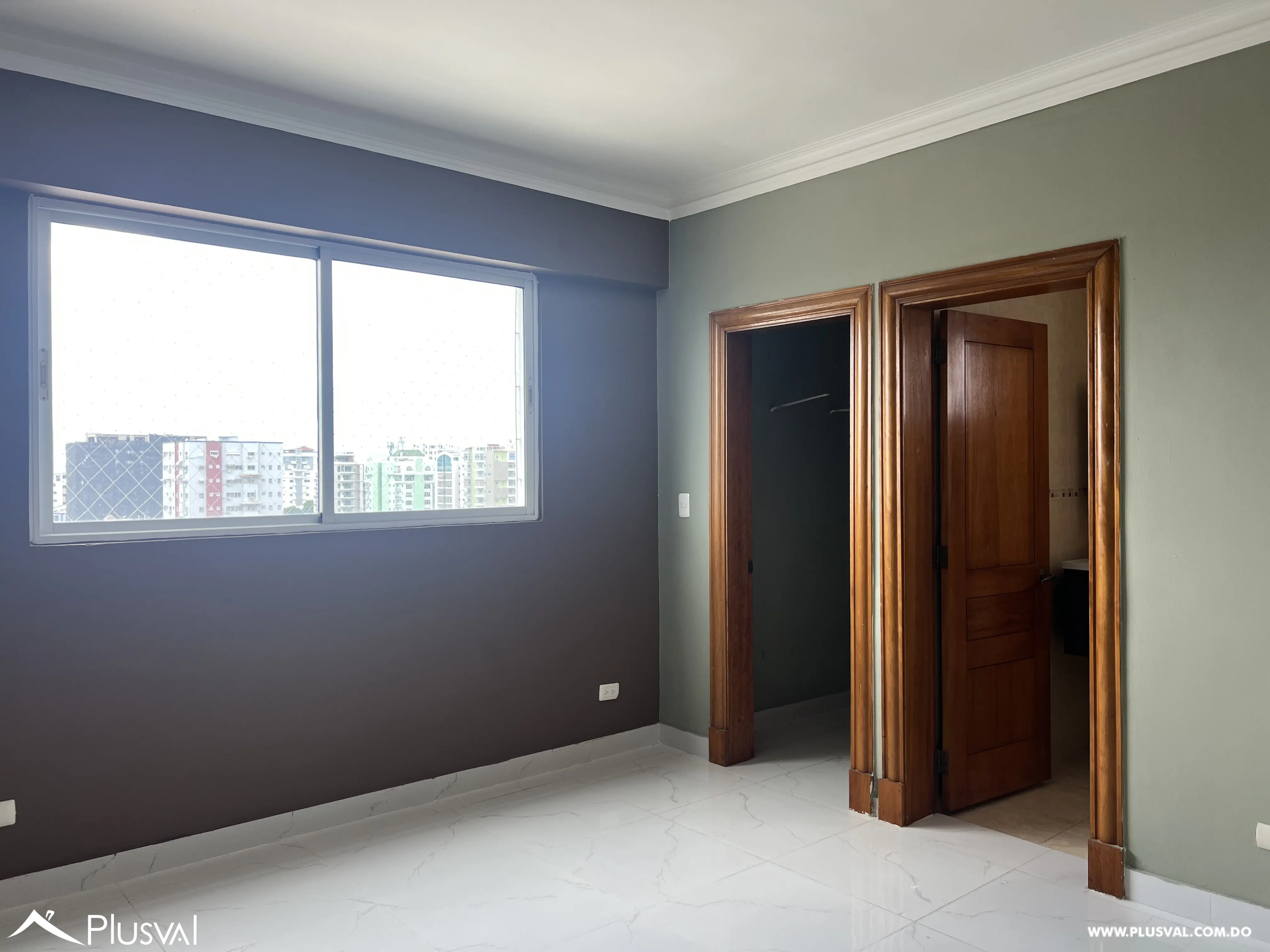 Alquiler de amplio  apartamento amplio en Evaristo Morales. 487578