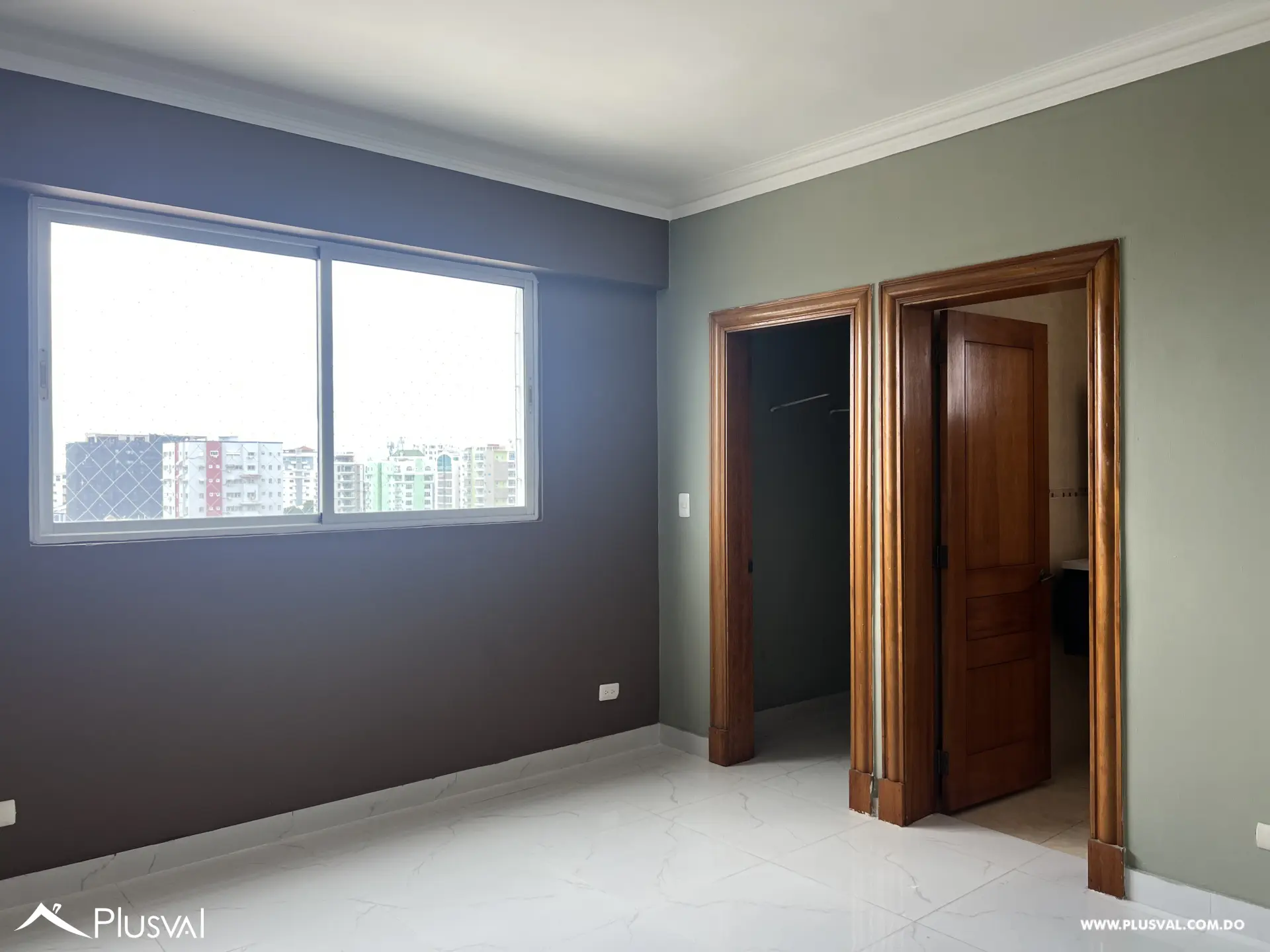 Alquiler de amplio  apartamento amplio en Evaristo Morales. 487578