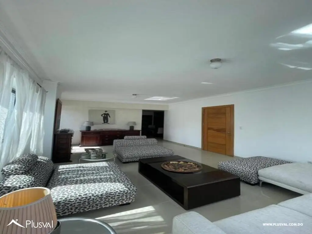 Se alquila amplio apartamento de 3 habitaciones y 2 parqueos. 469429