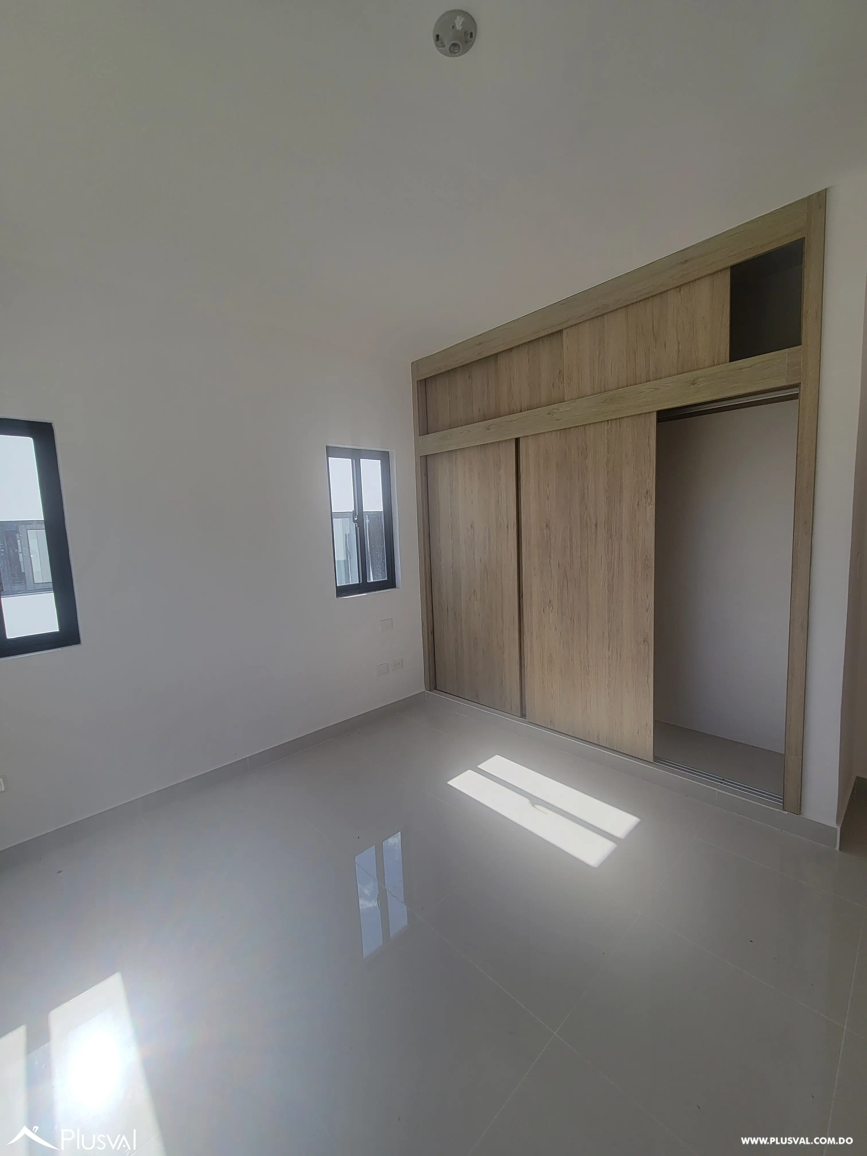 AMPLIA VILLA DE 3 HABITACIONES CON PISCINA Y PATIO EN SECTOR DEL DOWTOWN PUNTA CANA 499576