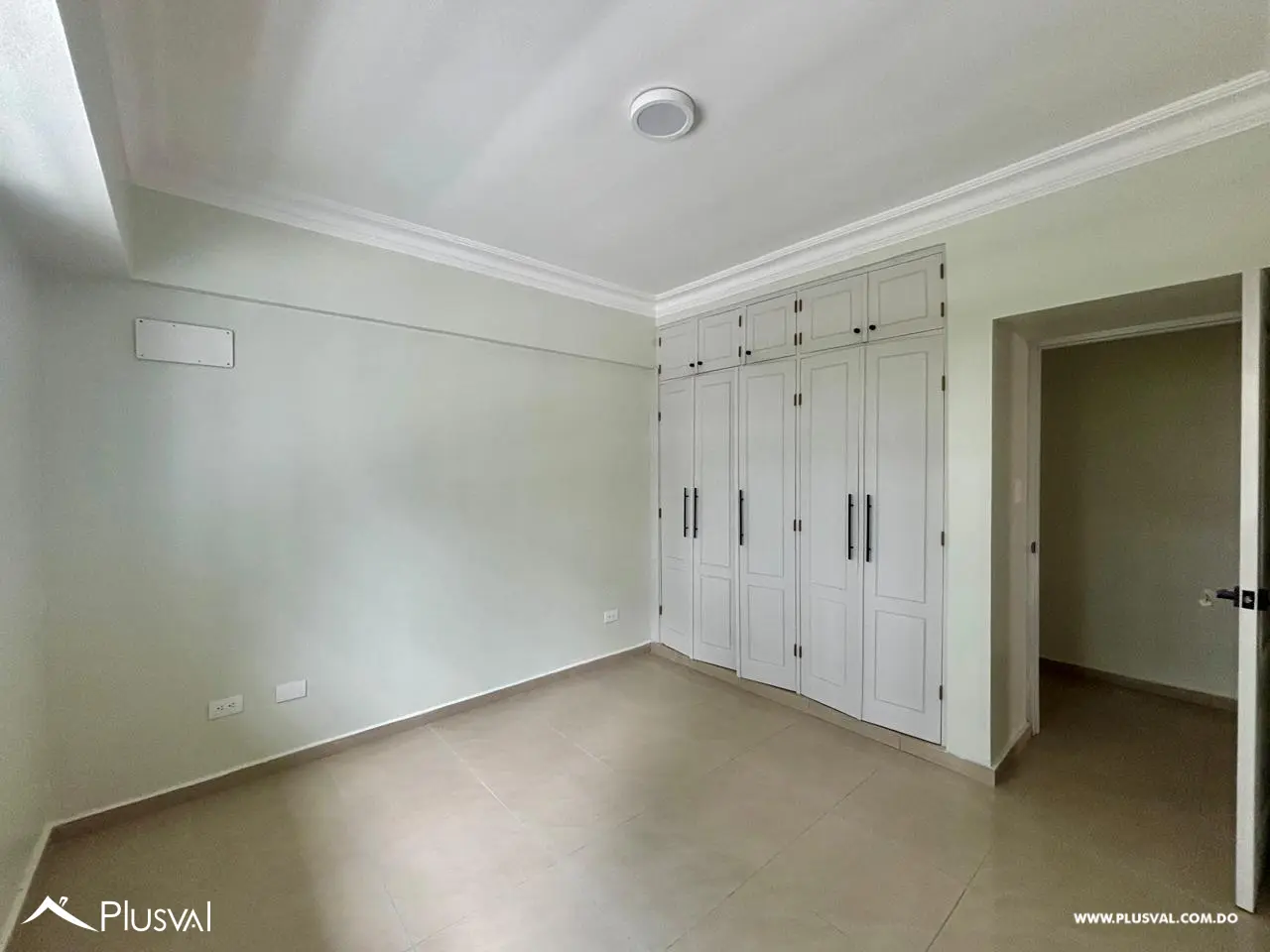 Amplio apartamento con terraza en venta en Evaristo Morales 517769
