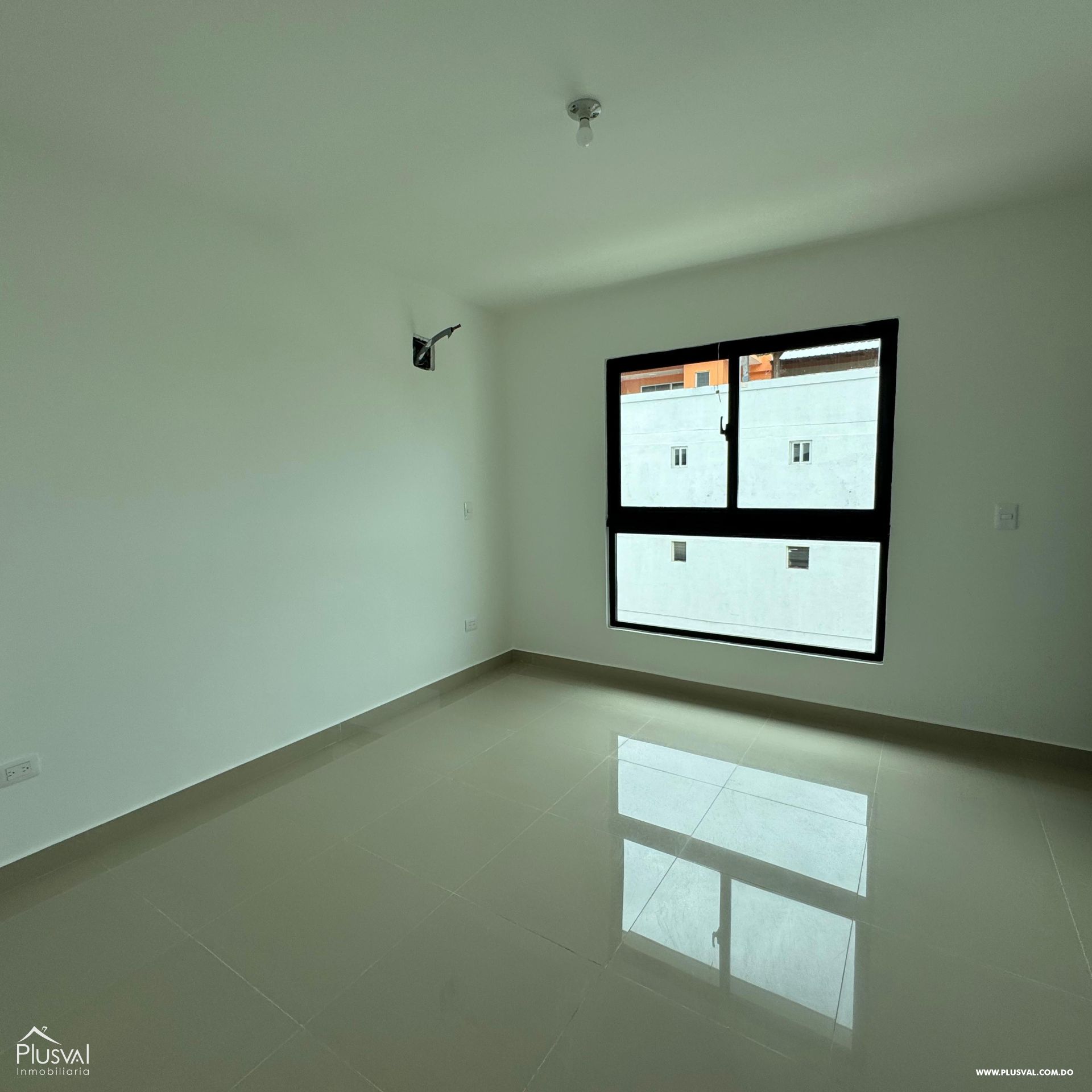 Amplio apartamento residencial ubicado en un 4to nivel con terraza, ideal para los amantes de la naturaleza y de la cordillera. 501316