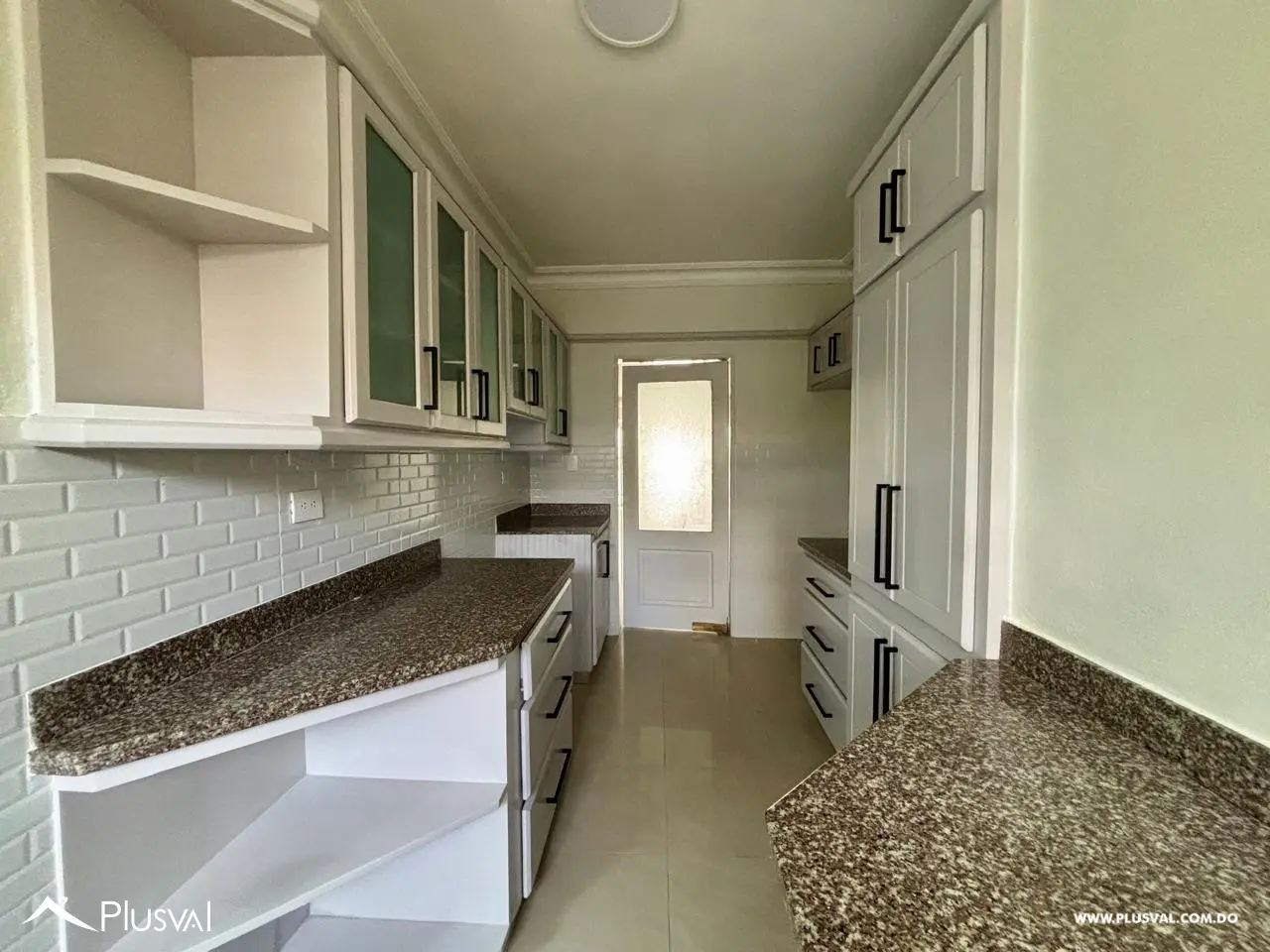 Amplio apartamento con terraza en venta en Evaristo Morales 517777