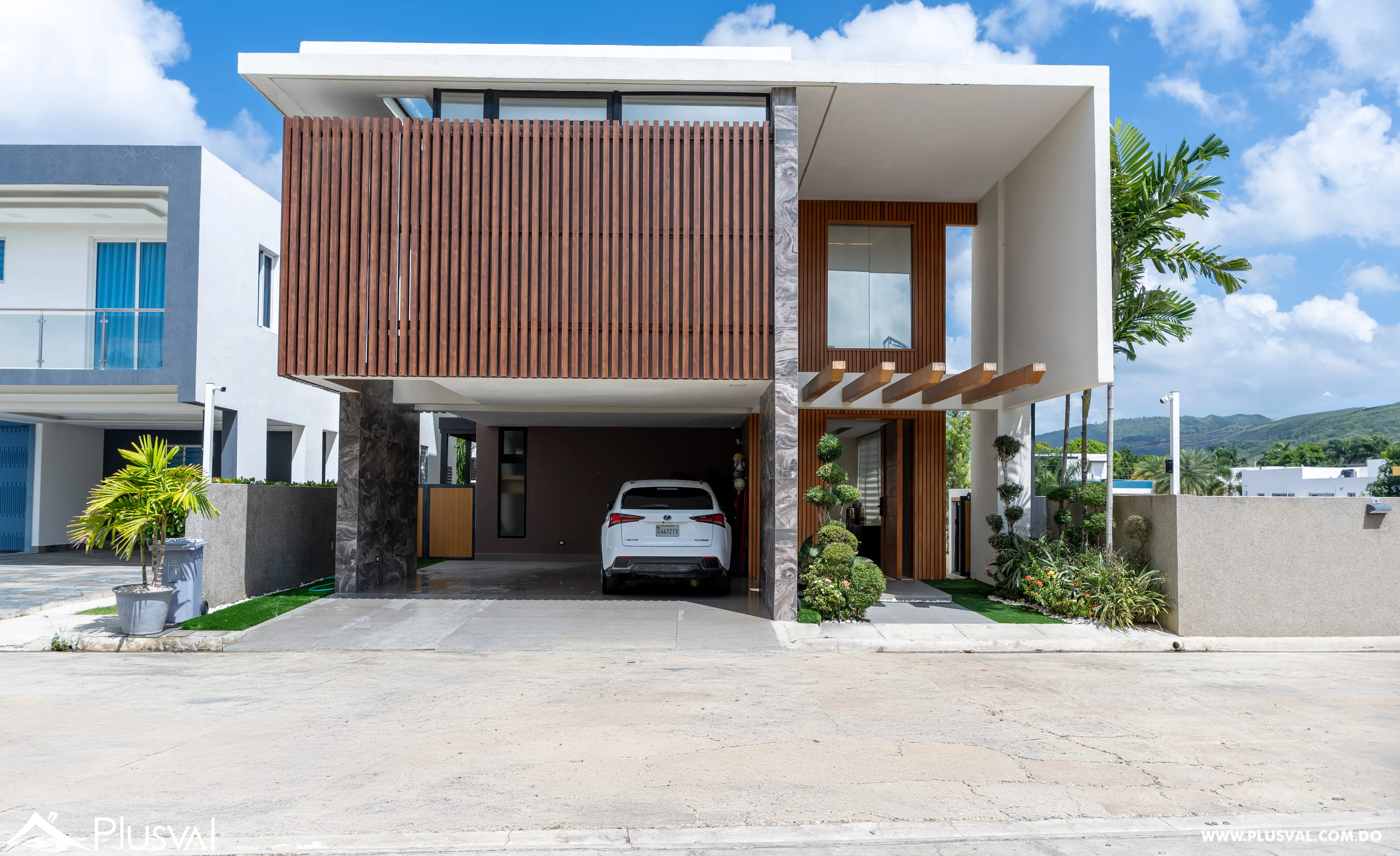 Lujosa Casa en Venta de Tres Niveles en Llanos de Gurabo 520402