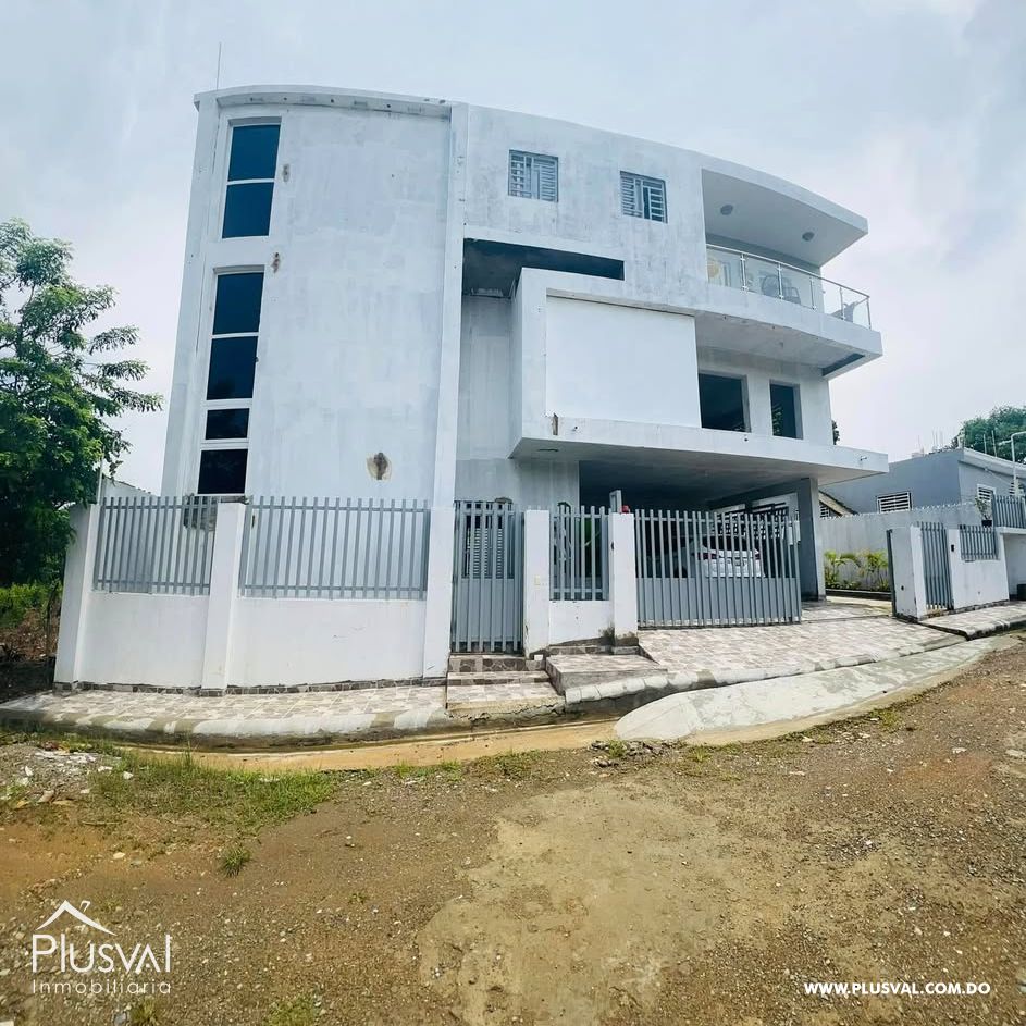 Casa familiar de 3 niveles con piscina en San Francisco de Macorís 436160