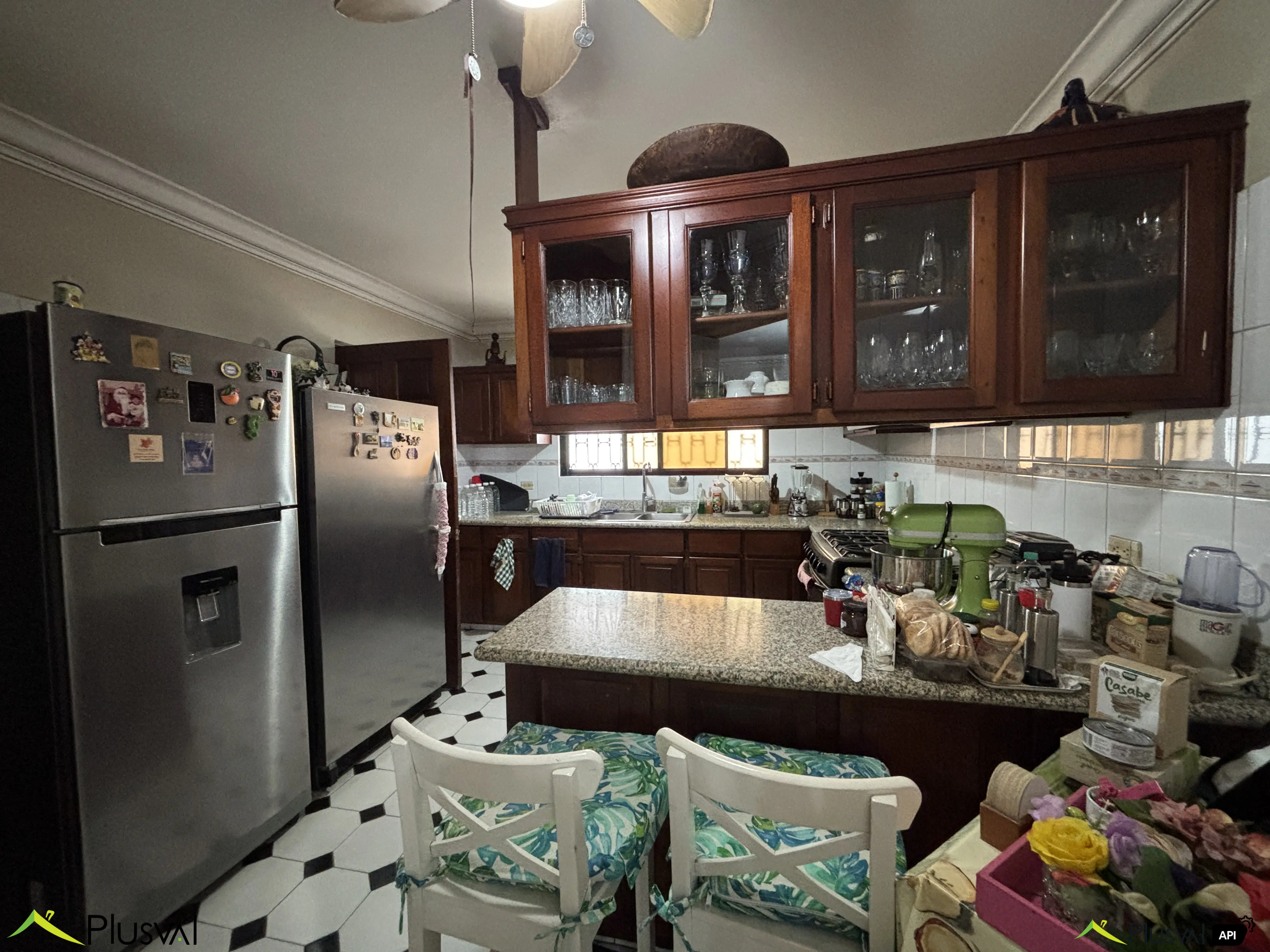 Clásico y amplio apartamento en Venta parcialmente remodelado en primer nivel ubicado en el centro de Piantini, cerca de restaurants, plazas comerciales, salones de belleza, supermercados, etc. 447235