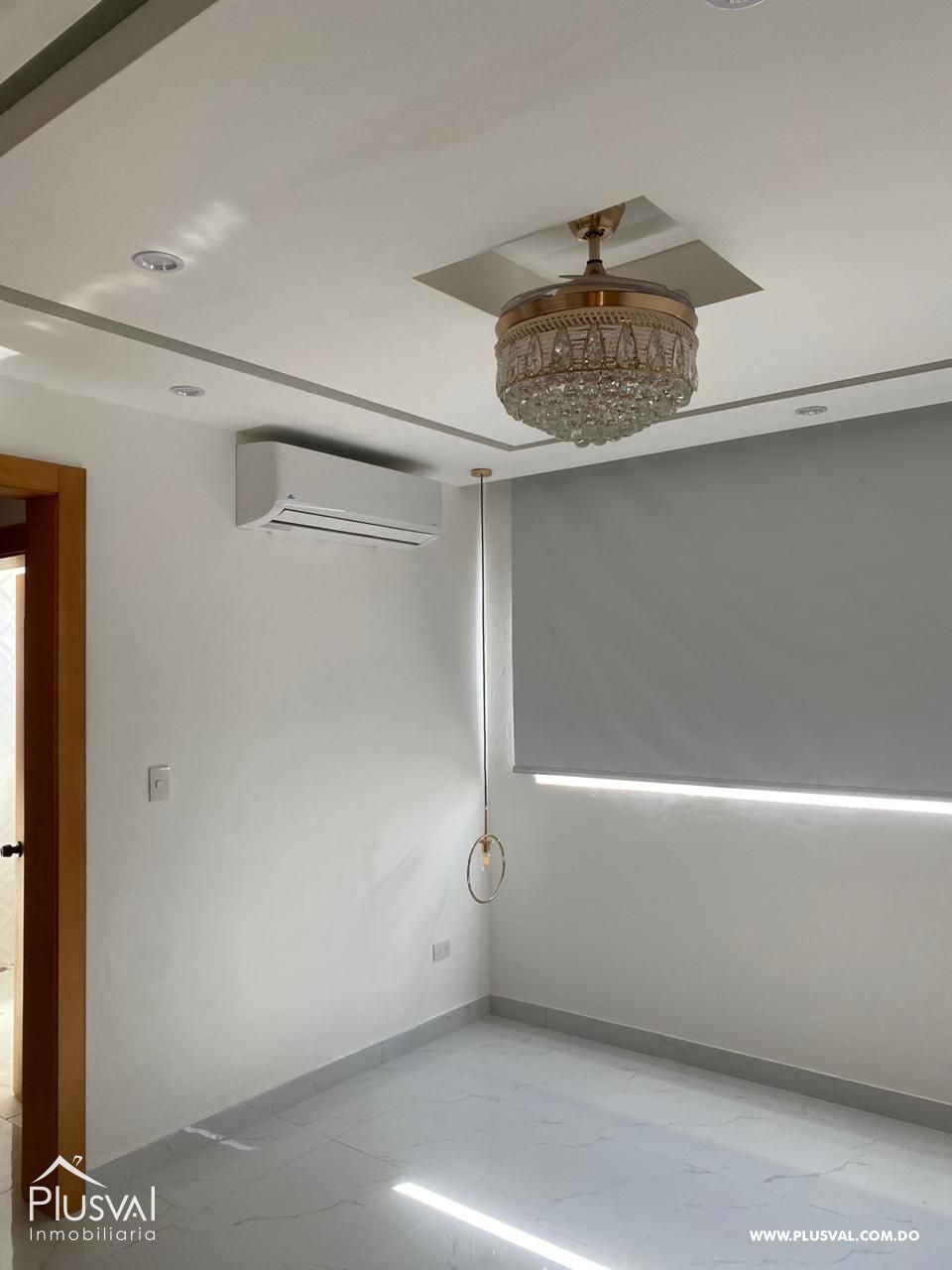 Casa Moderna de Dos Niveles en Complejo Cerrado con Diseño Funcional y Patio 483961