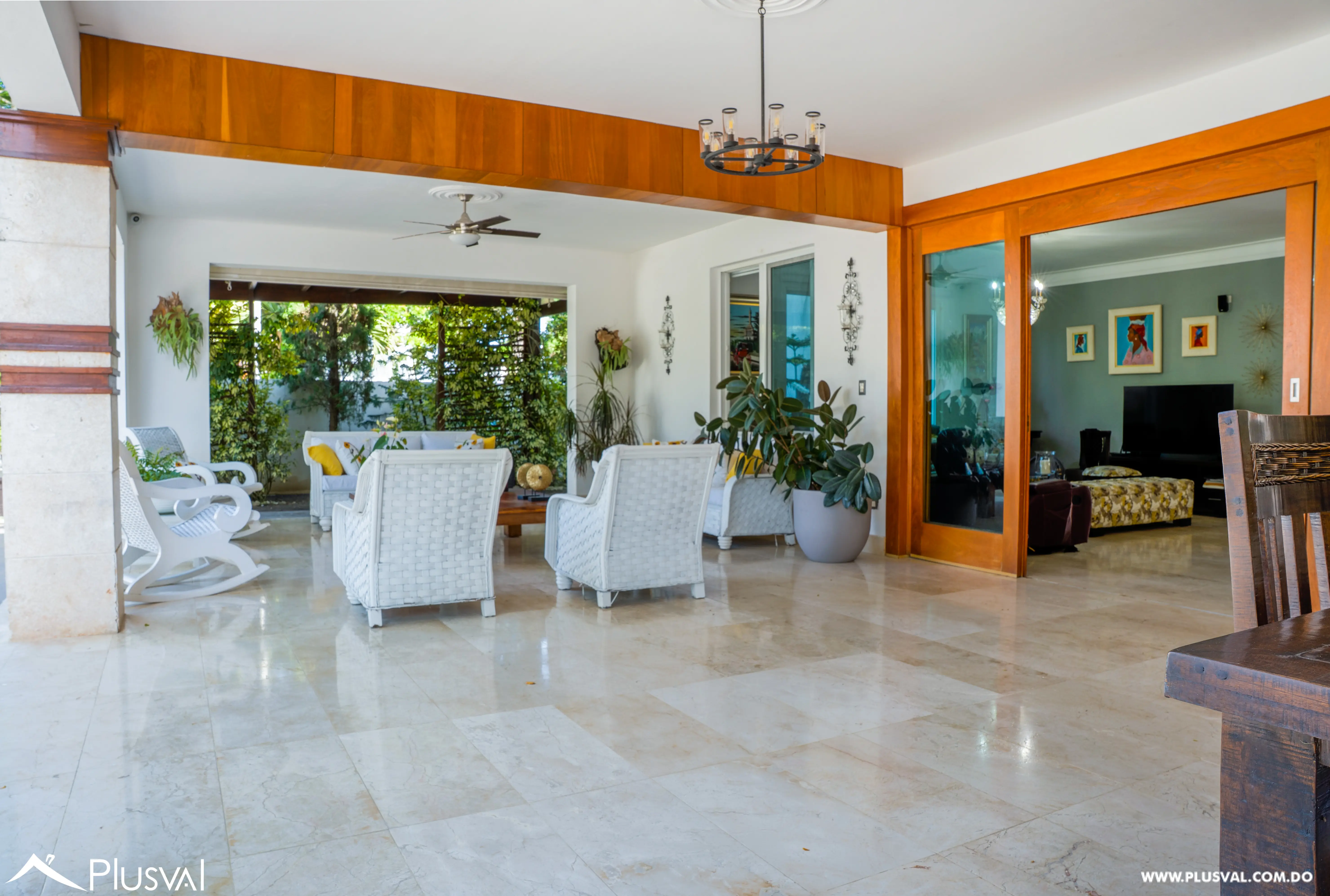 Exclusiva Casa de Dos Niveles en Venta con Piscina y Patio 522160