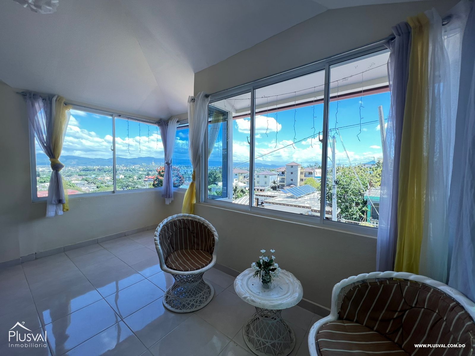 En venta residencia de tres niveles ubicada en Reparto Peralta 209182