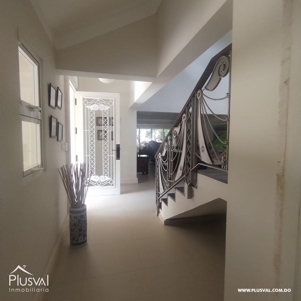 Villa en Guavaberry de dos niveles con vista hacia la piscina y campo de golf. 367956