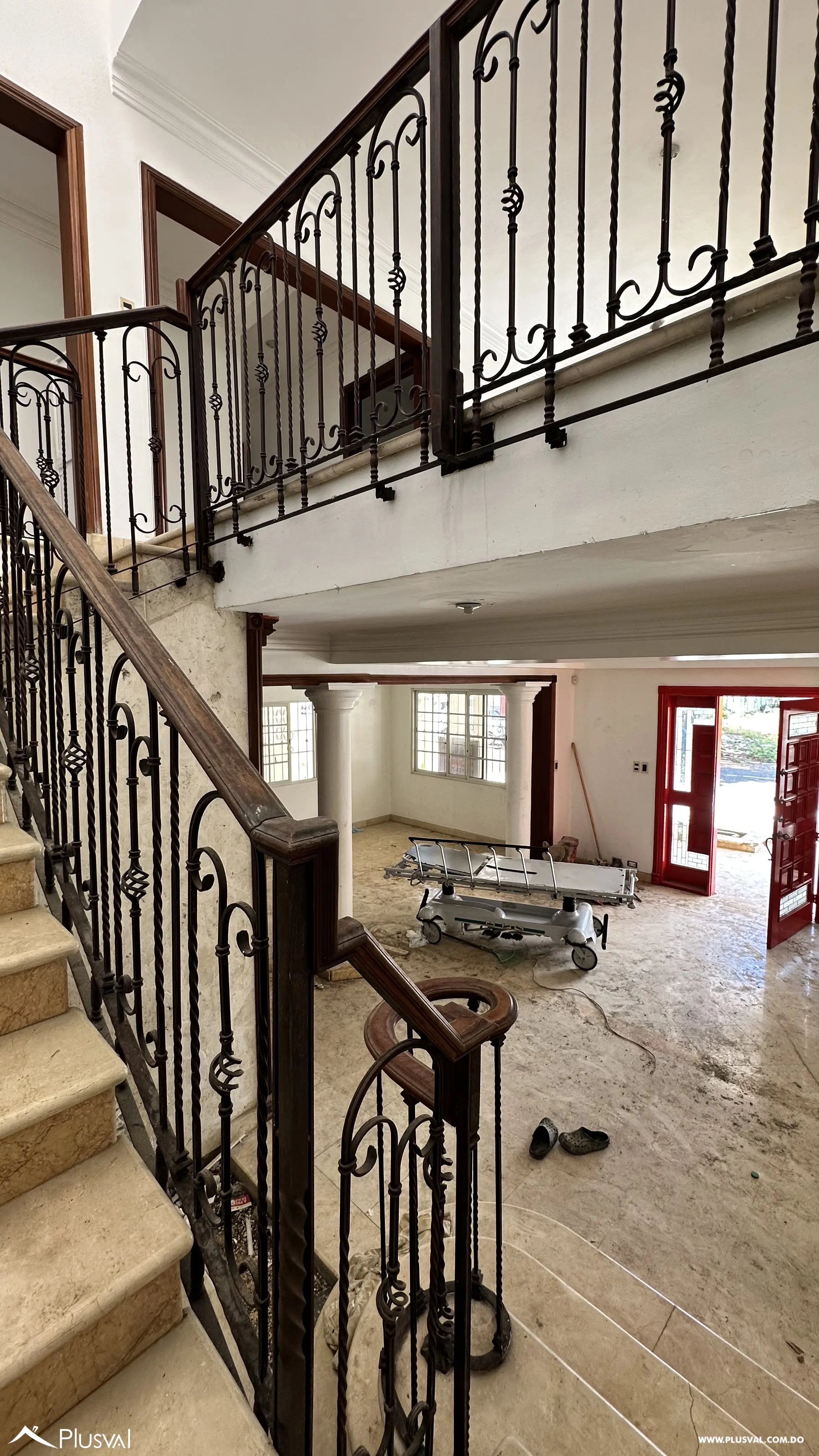 Casa Comercial en Alquiler en Los Prados | 2 Niveles y 7 Parqueos 499890