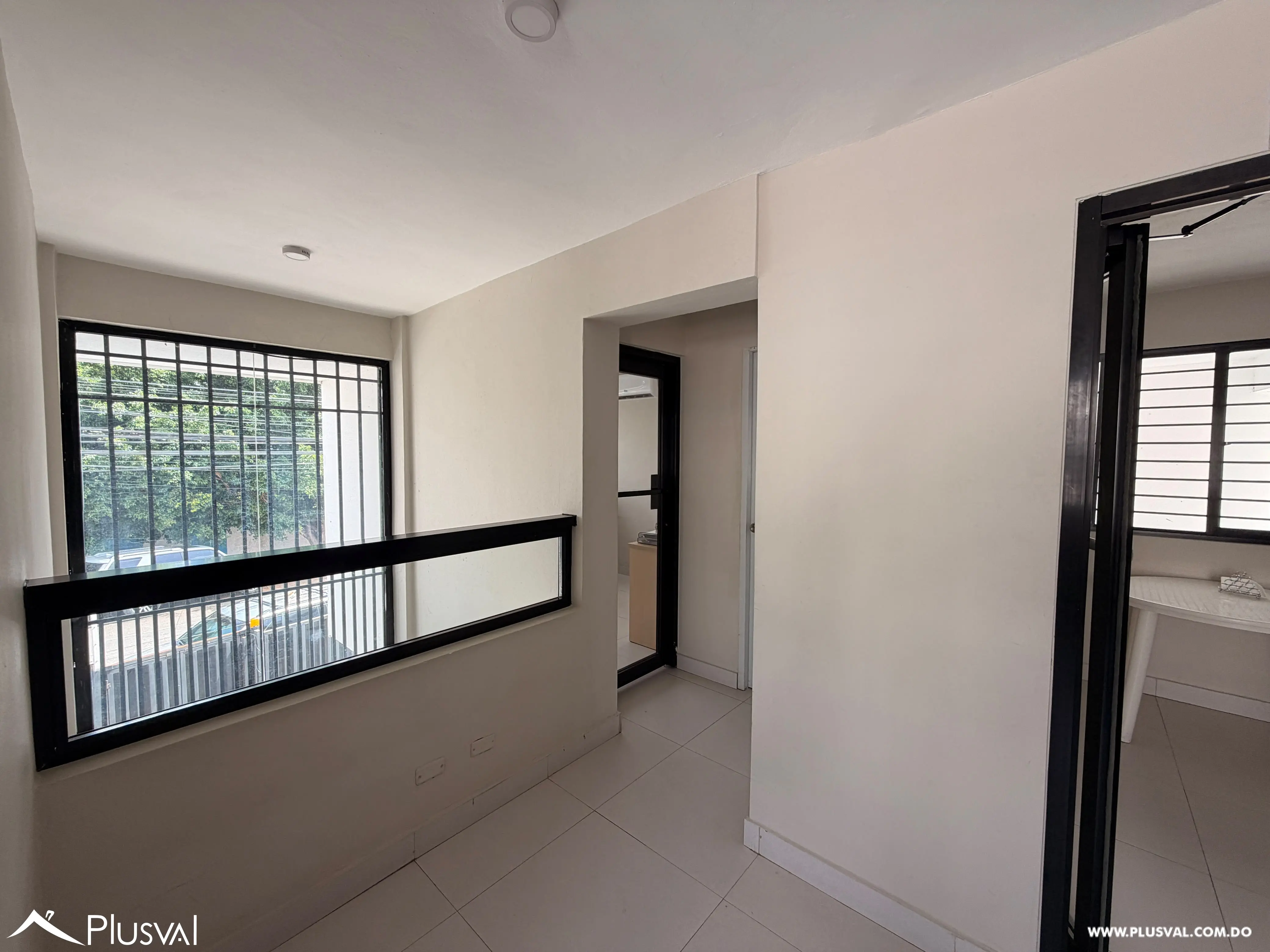 Amplio Local Comercial de 3 Niveles en Alquiler en Santiago 523456
