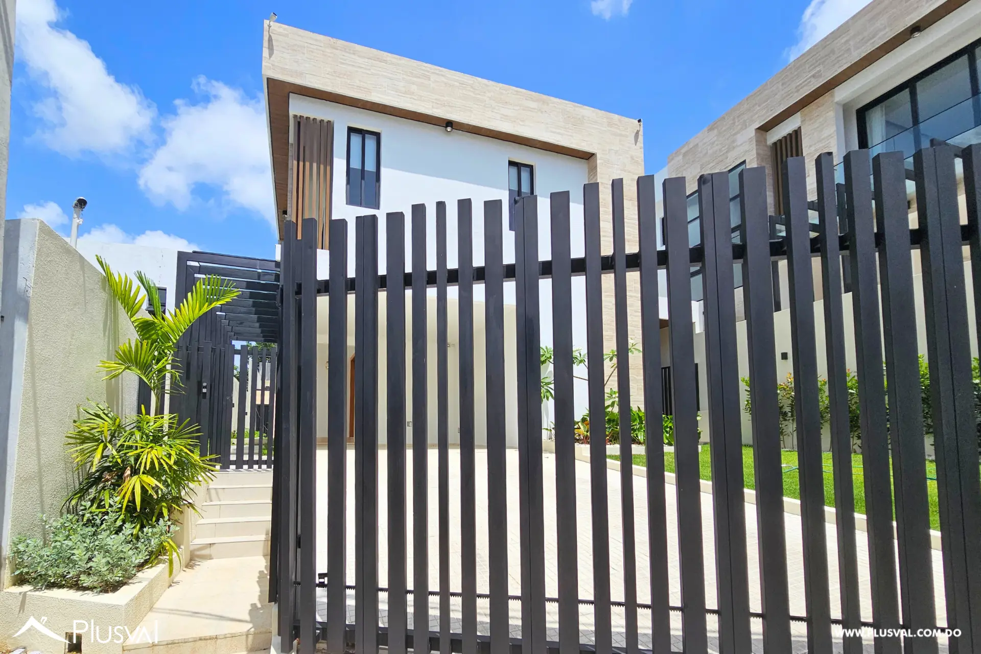 Casa en Residencial Cerrado en Alquiler con Línea Blanca en Arroyo Hondo 509161