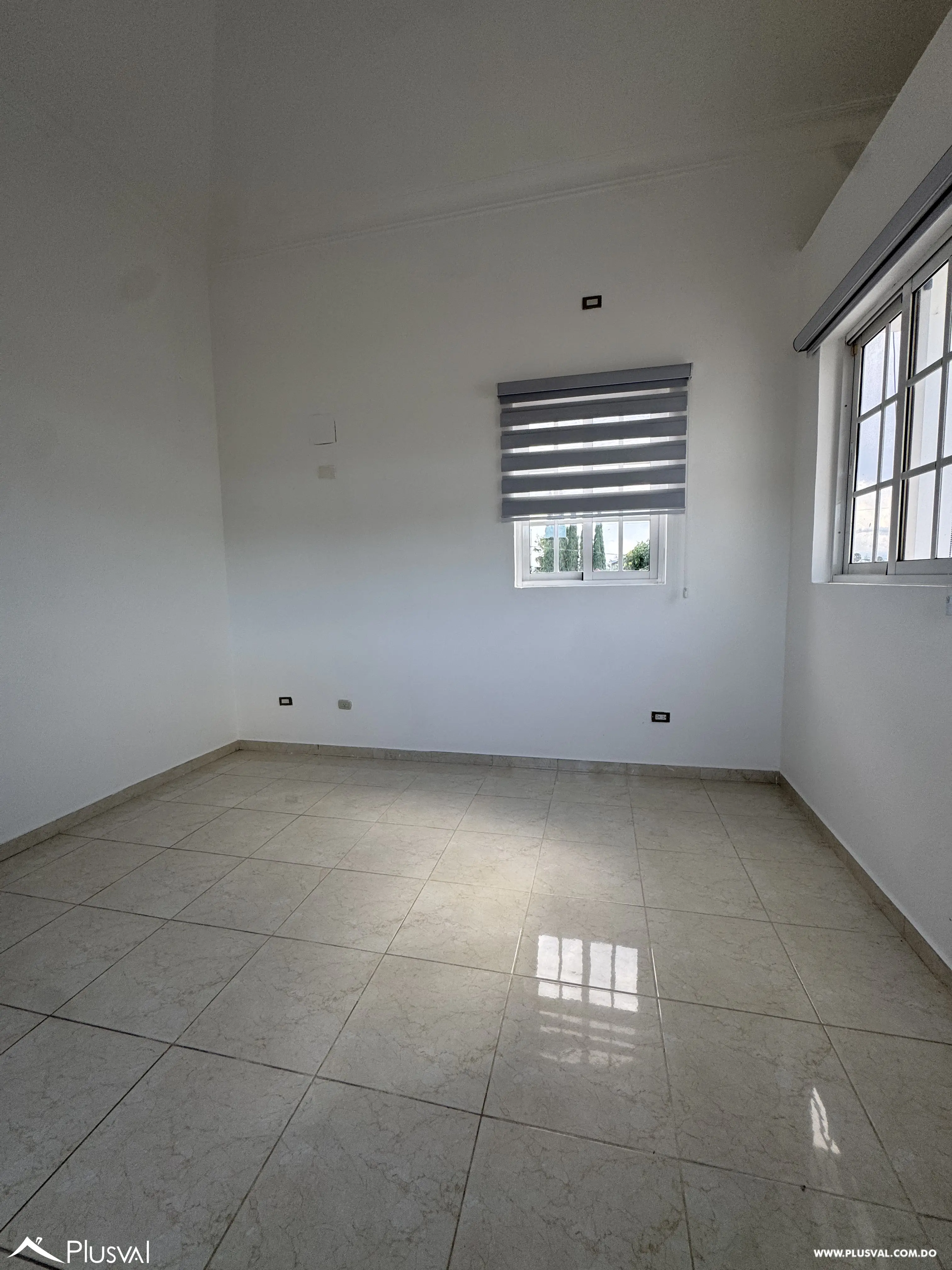 Casa de Dos Niveles en Alquiler en Exclusivo Complejo Habitacional Privado 528711