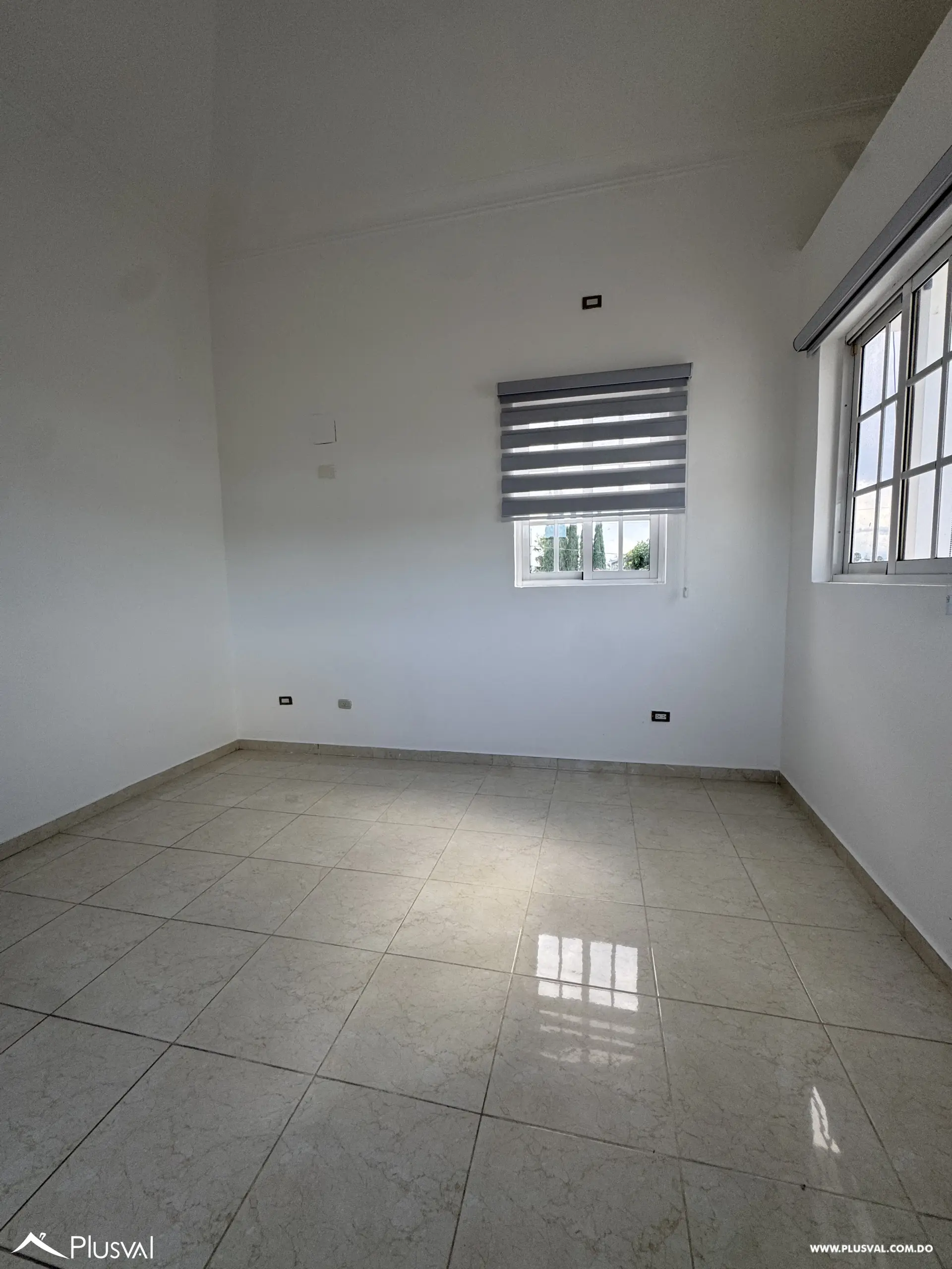 Casa de Dos Niveles en Alquiler en Exclusivo Complejo Habitacional Privado 528711