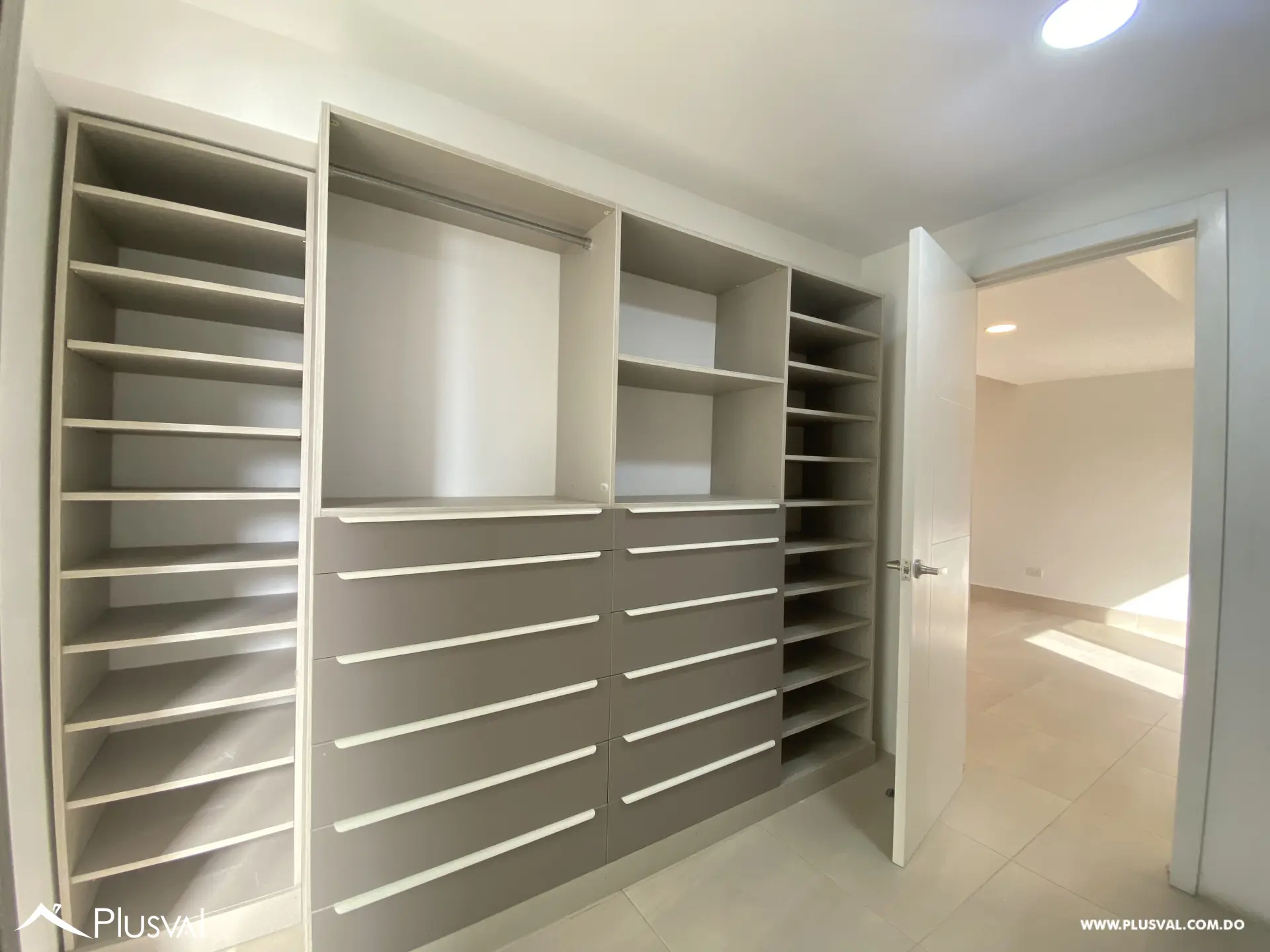 Alquilo Excelente y Amplio Apartamento en Zona Exclusiva en  La Esperilla 467471