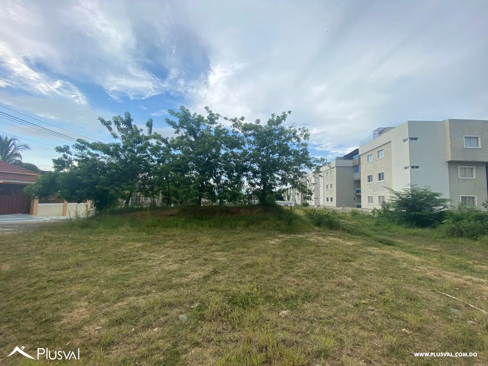 Venta de solar de 300 MT2 en urbanización cerrada 467423