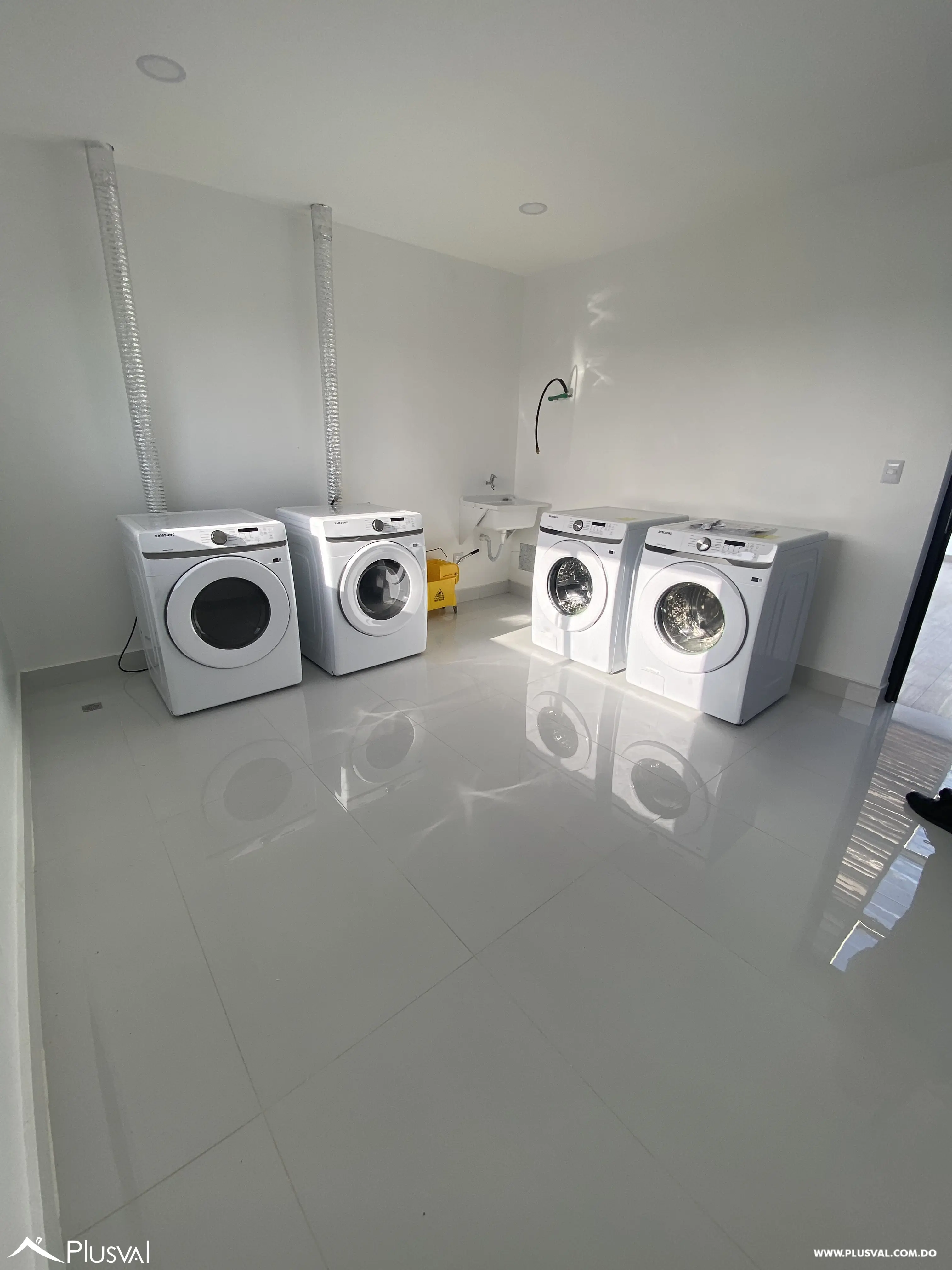 Apartamento en 4to nivel con ascensor, ubicado en una moderna torre próxima al Aeropuerto Internacional del Cibao, ideal para vivir o invertir. 518537