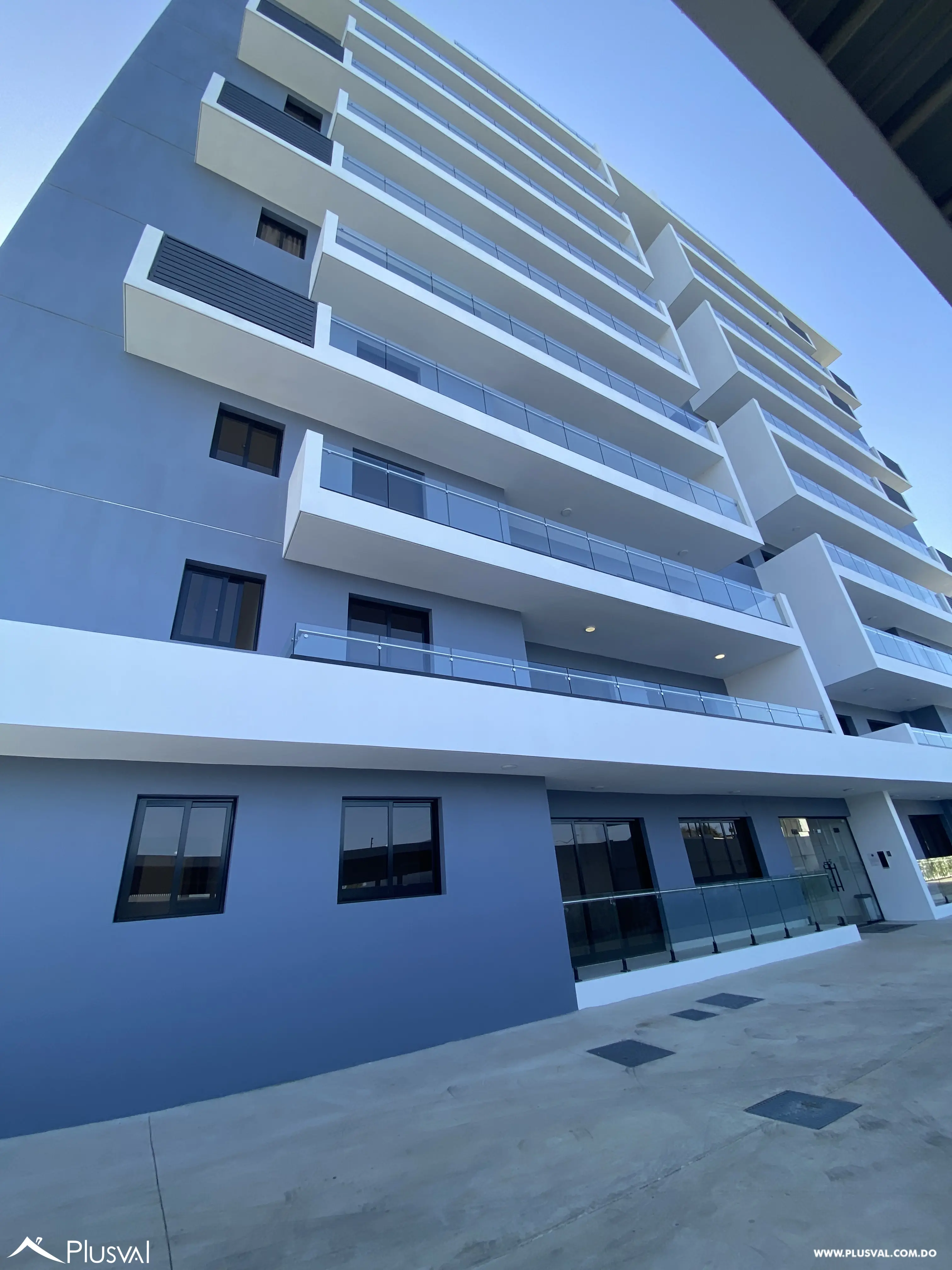 Apartamento en 4to nivel con ascensor, ubicado en una moderna torre próxima al Aeropuerto Internacional del Cibao, ideal para vivir o invertir. 518560