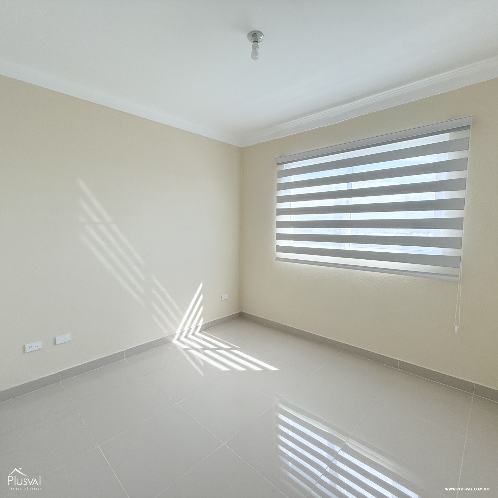 Venta de apartamento en Exclusiva Área de Santiago con parqueos techados. 397828