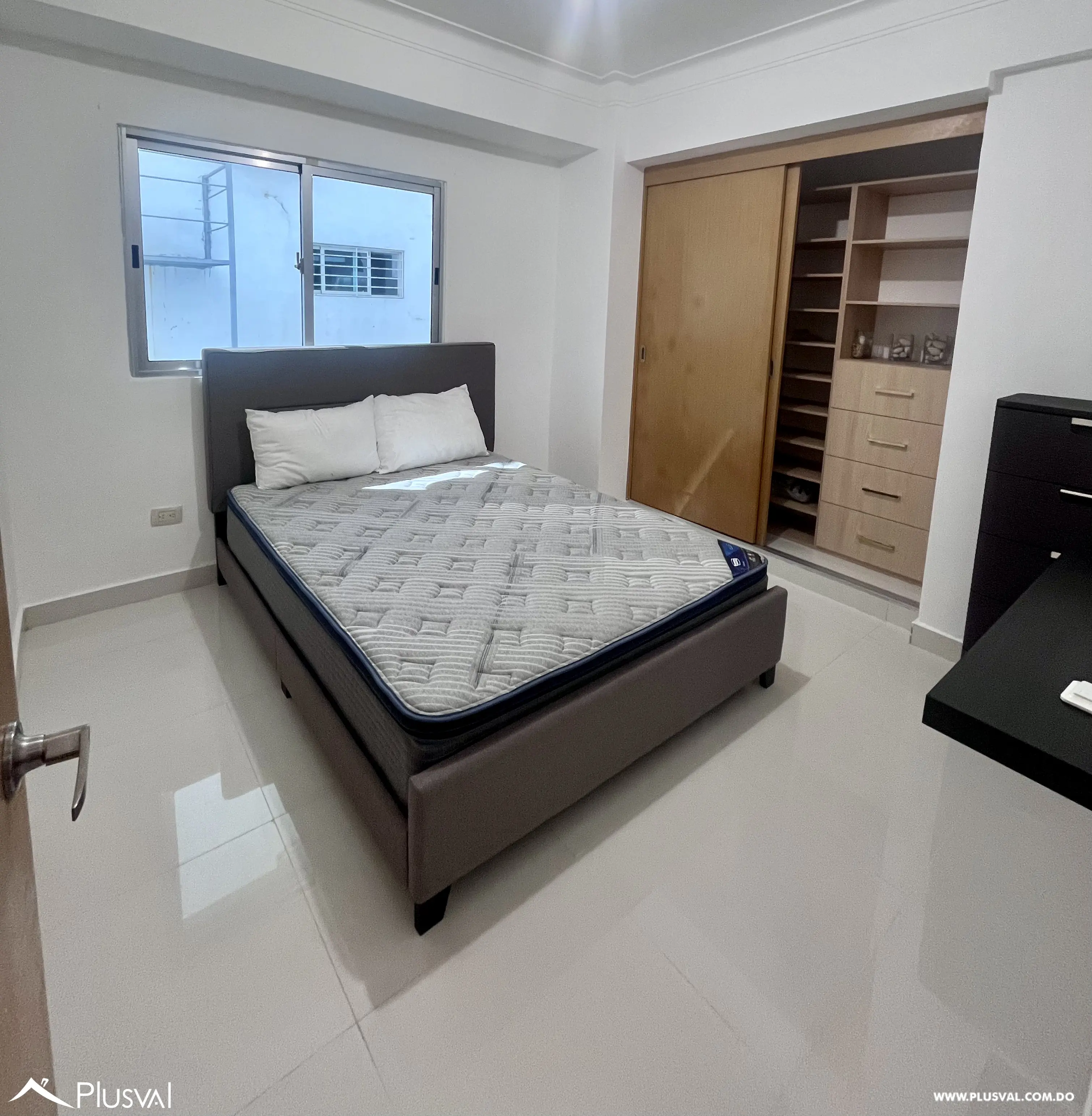 Amplio y moderno  apartamento en venta de  3 habitaciones en el millón 493689