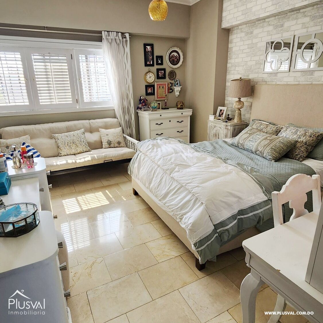 Se alquila  vacio Amplio apartamento clásico de dos niveles en Naco 360411