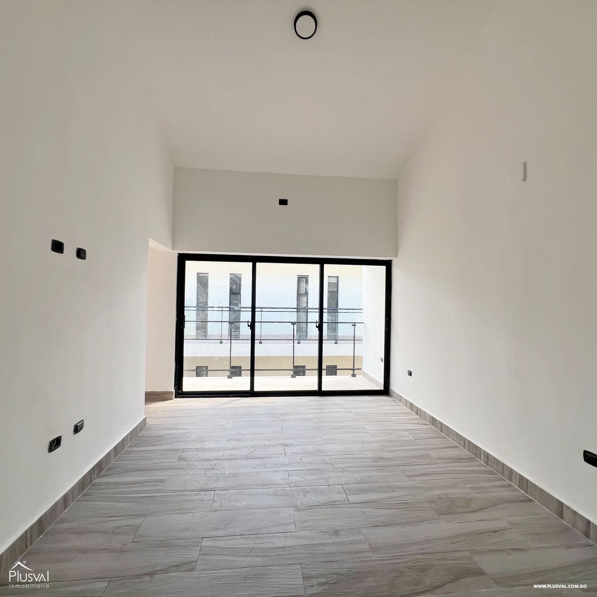 Apartamento de 3 habitaciones con balcón, parqueo y acceso a playa 400477