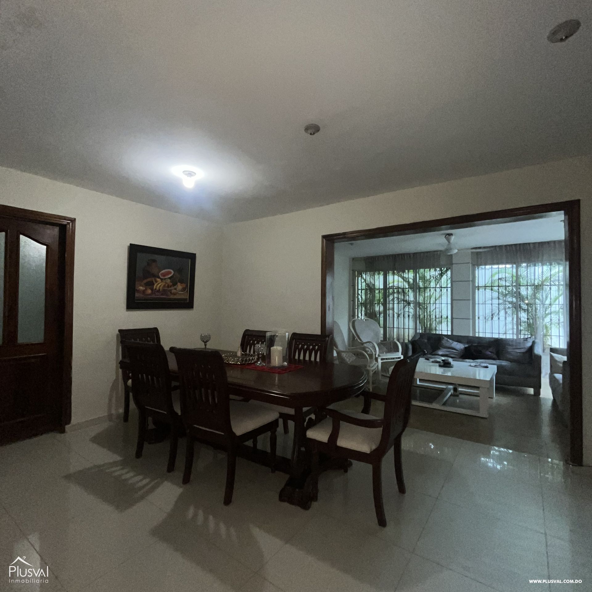 Casa en venta en calle comercial con espacios bien amplios 390884