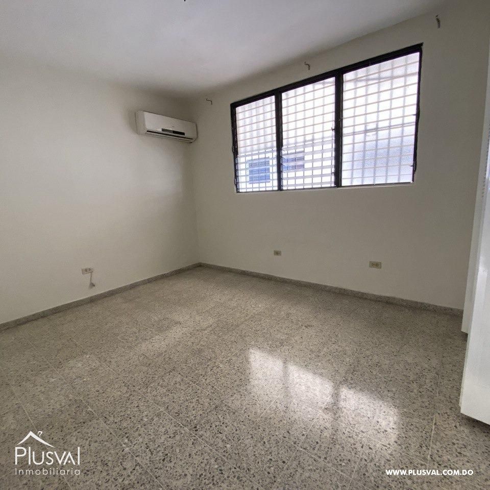 Local Comercial Amplio en Alquiler en Naco con Parqueos y Entrada Independiente 492058