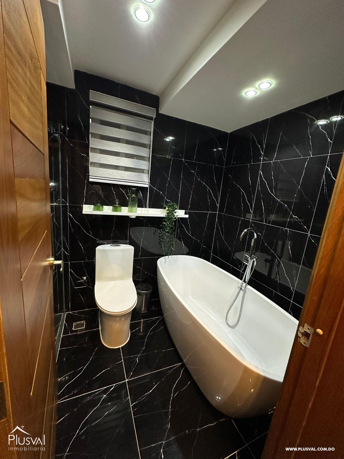 Casa en venta en Santo Domingo Este, 3 niveles de lujo y confort 401377