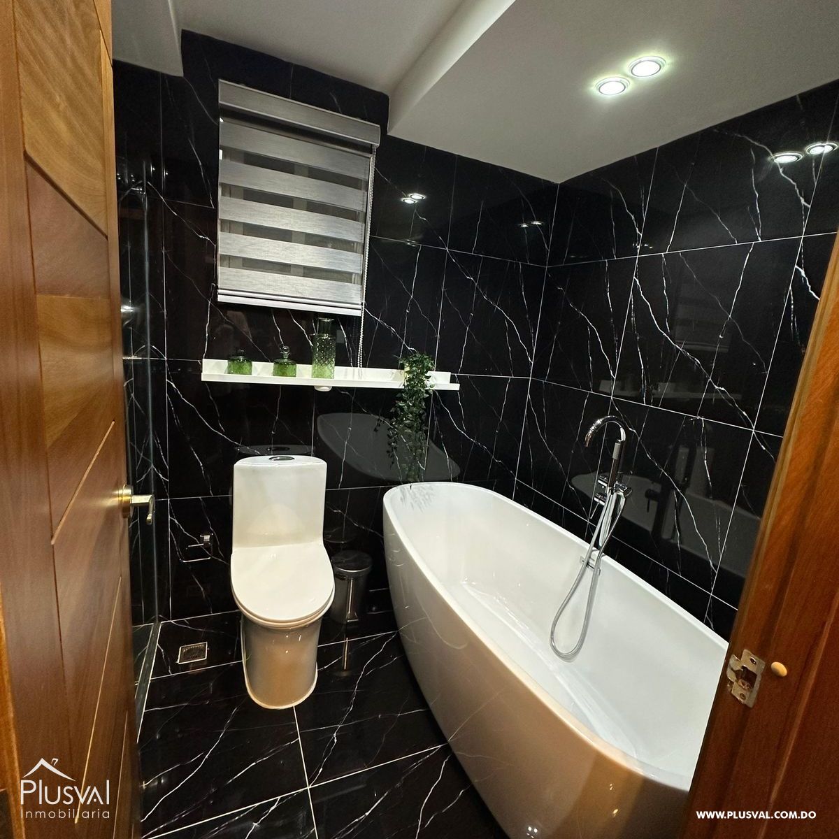 Casa en venta en Santo Domingo Este, 3 niveles de lujo y confort 401377