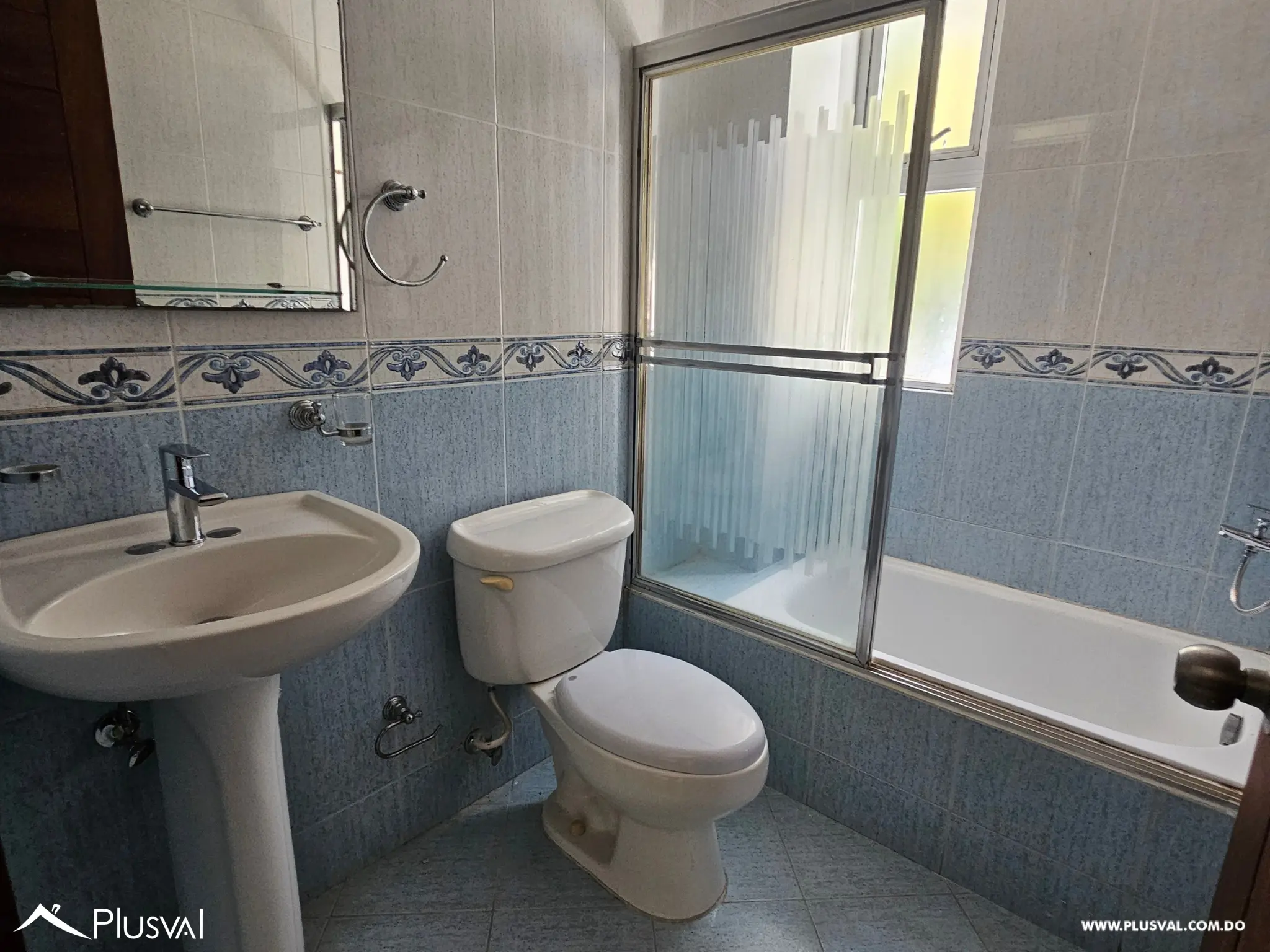 Amplio apartamento con balcón frontal en Urb. Real 481210