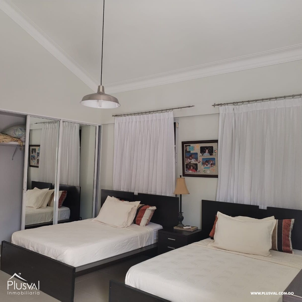 Villa en Guavaberry de dos niveles con vista hacia la piscina y campo de golf. 367966