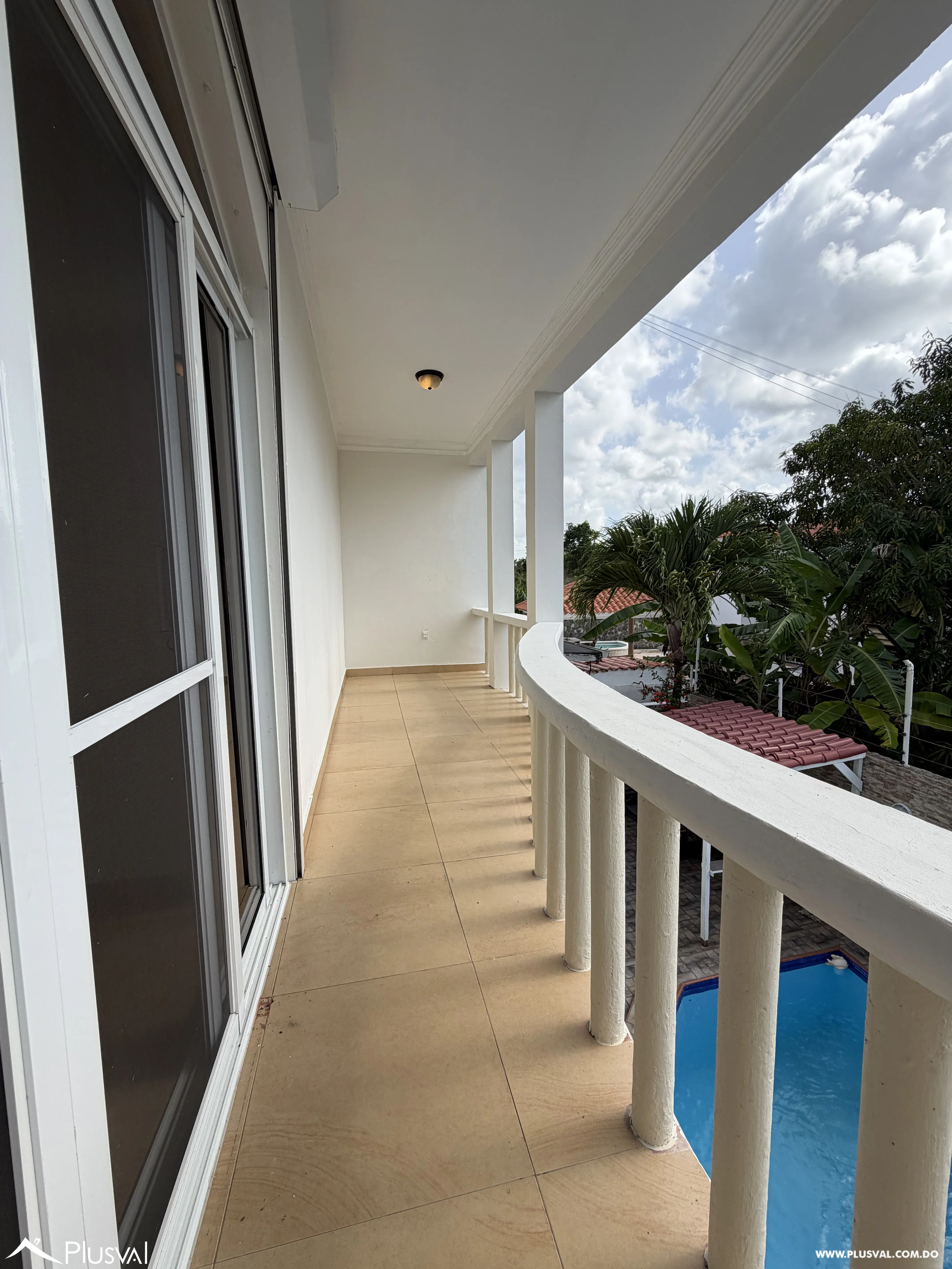 Casa de 3 Niveles con Piscina y Área Social en Juan Dolio 513236