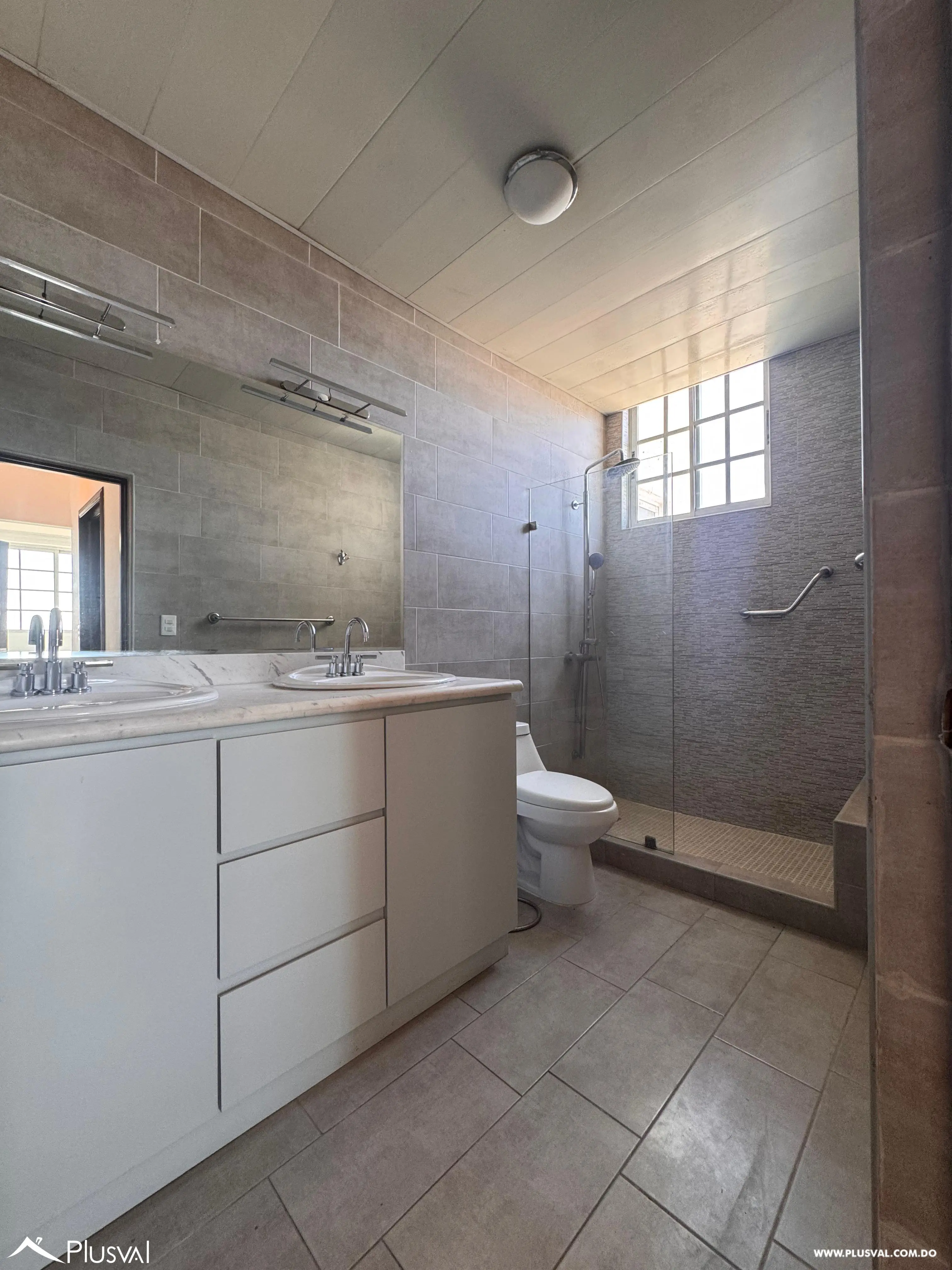 Amplio y hermoso apartamento en Alquiler con impresionante vista al mar. 504637