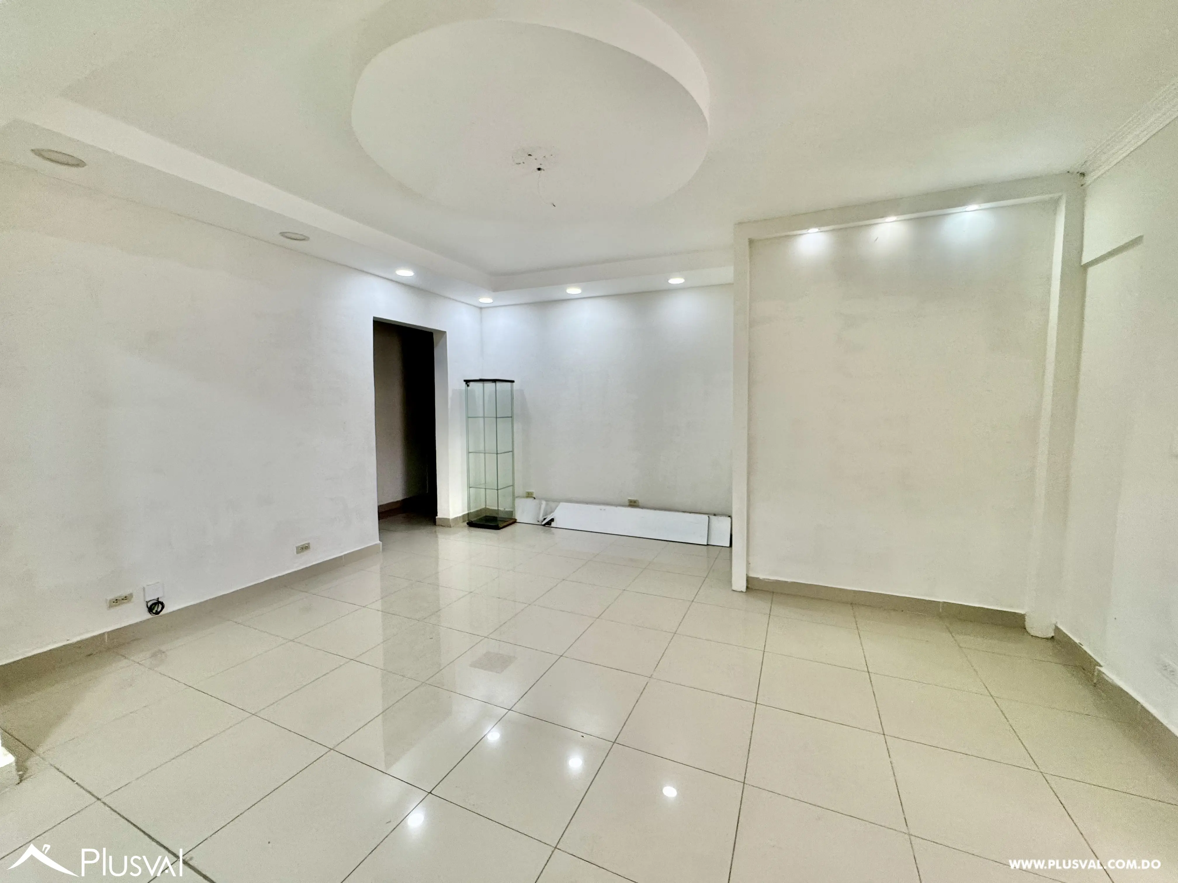 Alquilo Excelente Local en 2do Nivel en Gazcue 507815