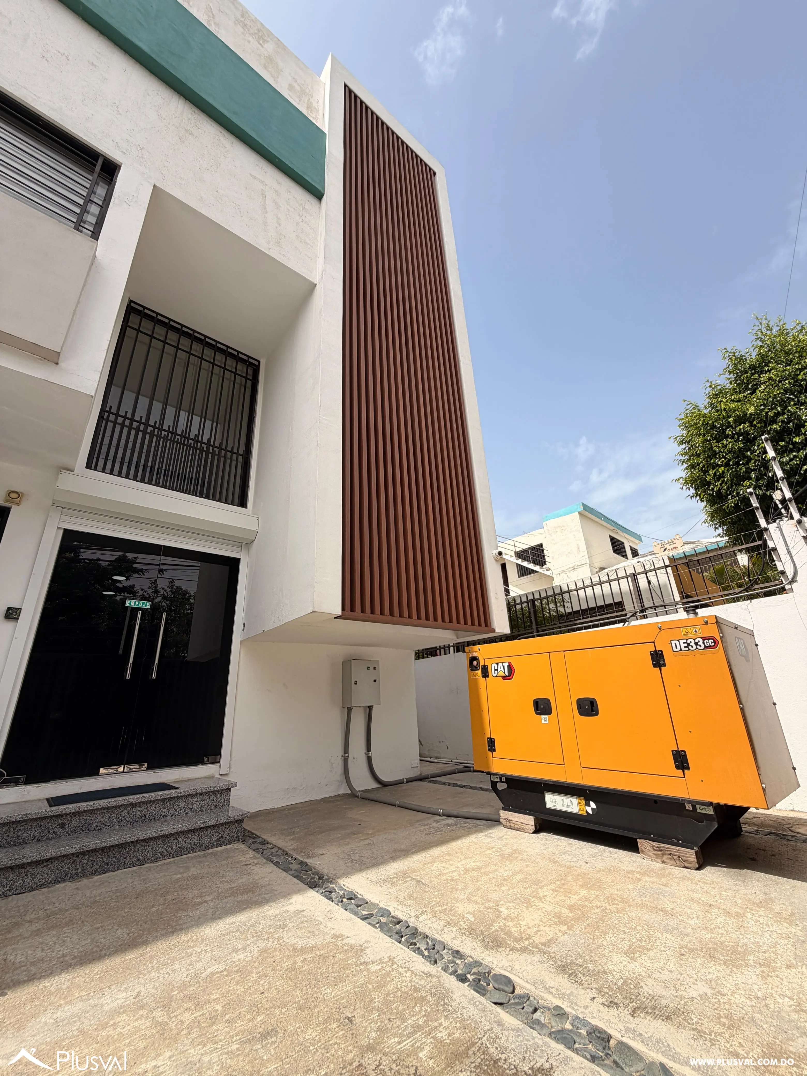 Amplio Local Comercial de 3 Niveles en Alquiler en Santiago 523449