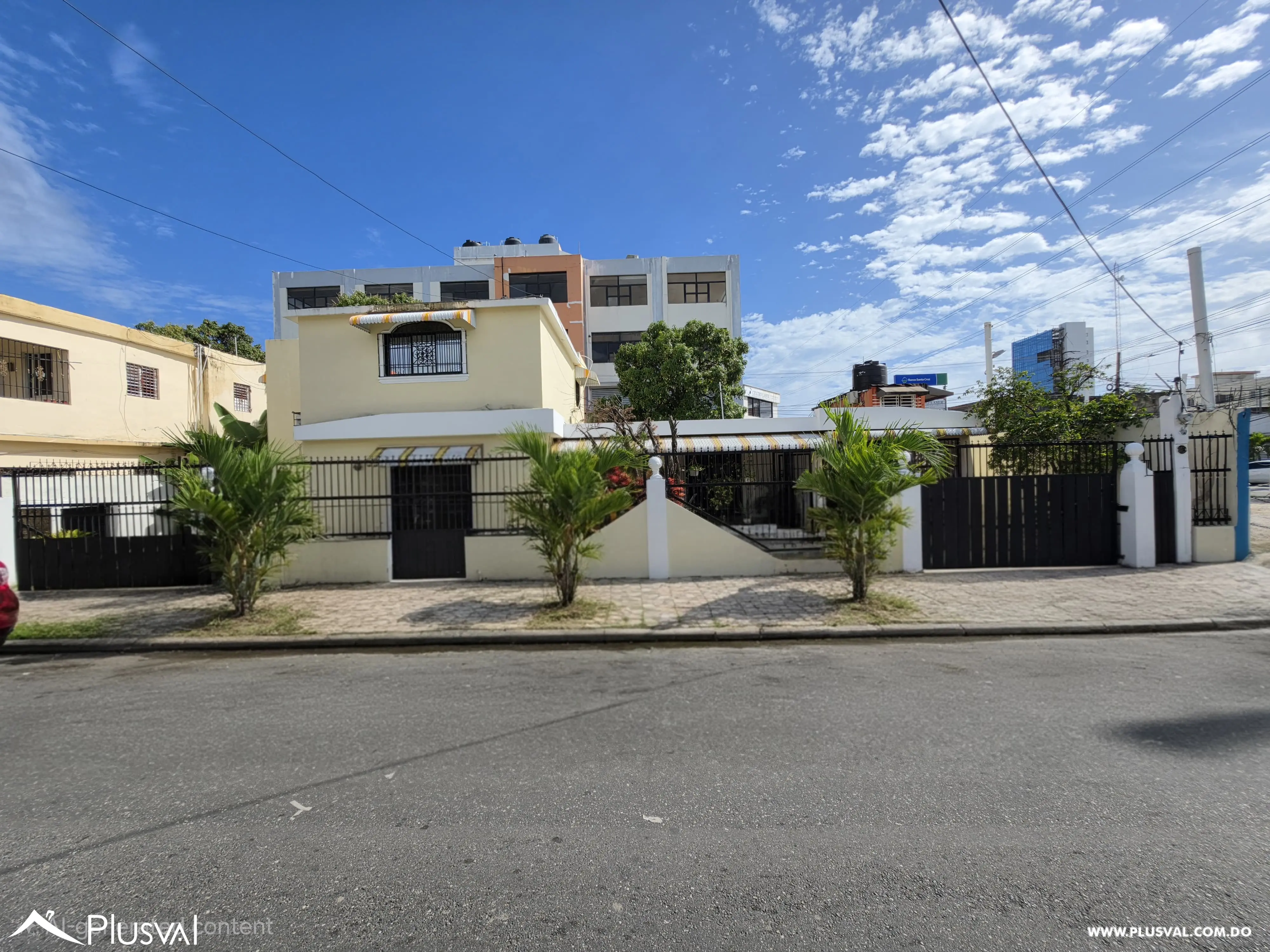 Casa en Venta con Gran Potencial Comercial Próxima a Sabana Larga en Ensanche Ozama 499356