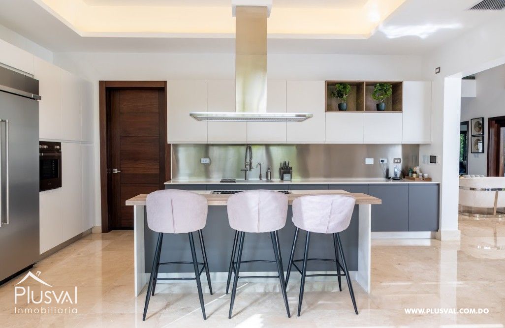 Elegante y Espaciosa Casa de Tres Niveles en Venta Ubicada en Cerros de Gurabo 495875