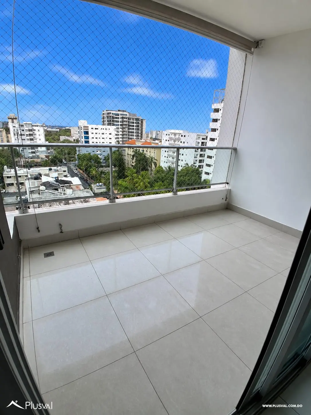 Apartamento con amplio balcon en torre con amenidades en venta 518785