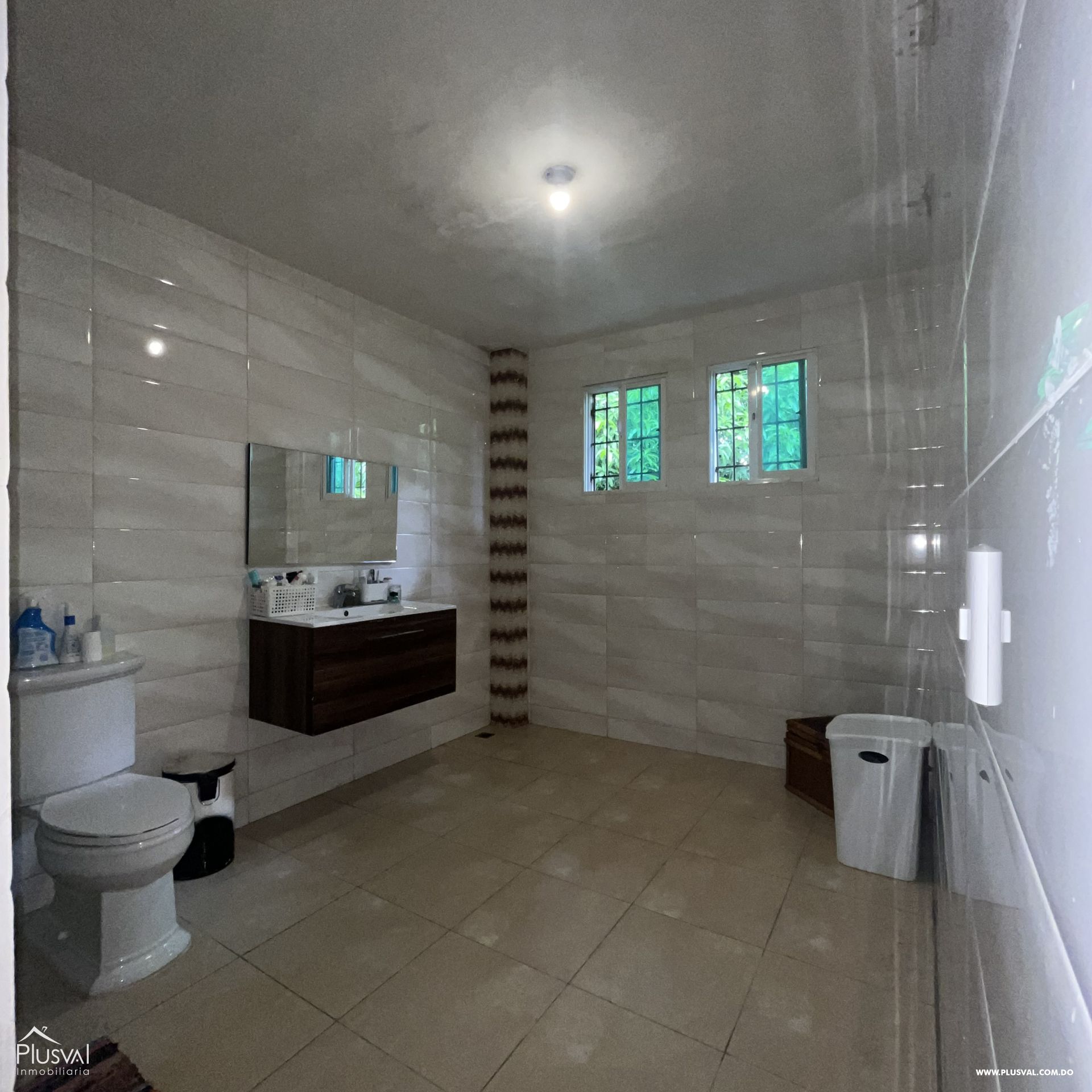 Casa en venta en calle comercial con espacios bien amplios 390889