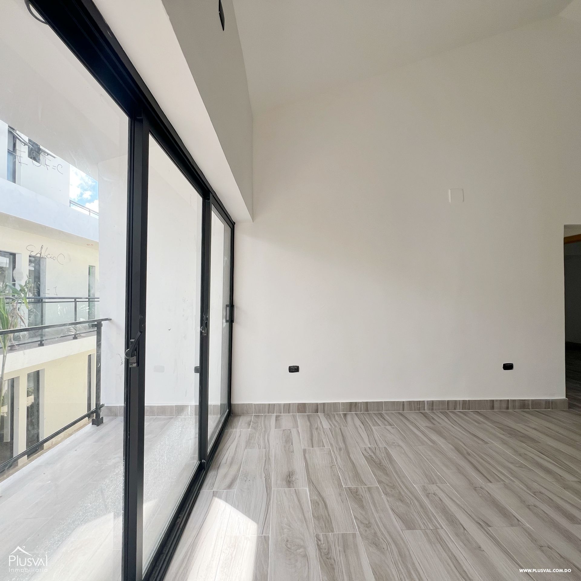 Apartamento de 3 habitaciones con balcón, parqueo y acceso a playa 400487